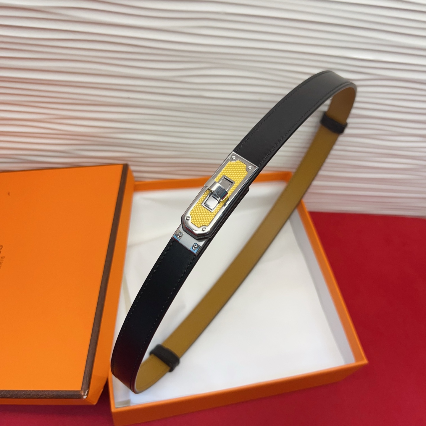 Kelly 平纹1.8腰带EPsom小牛皮腰带，搭配金Kelly皮带扣。借助巧妙的可调节设计，可以将腰带