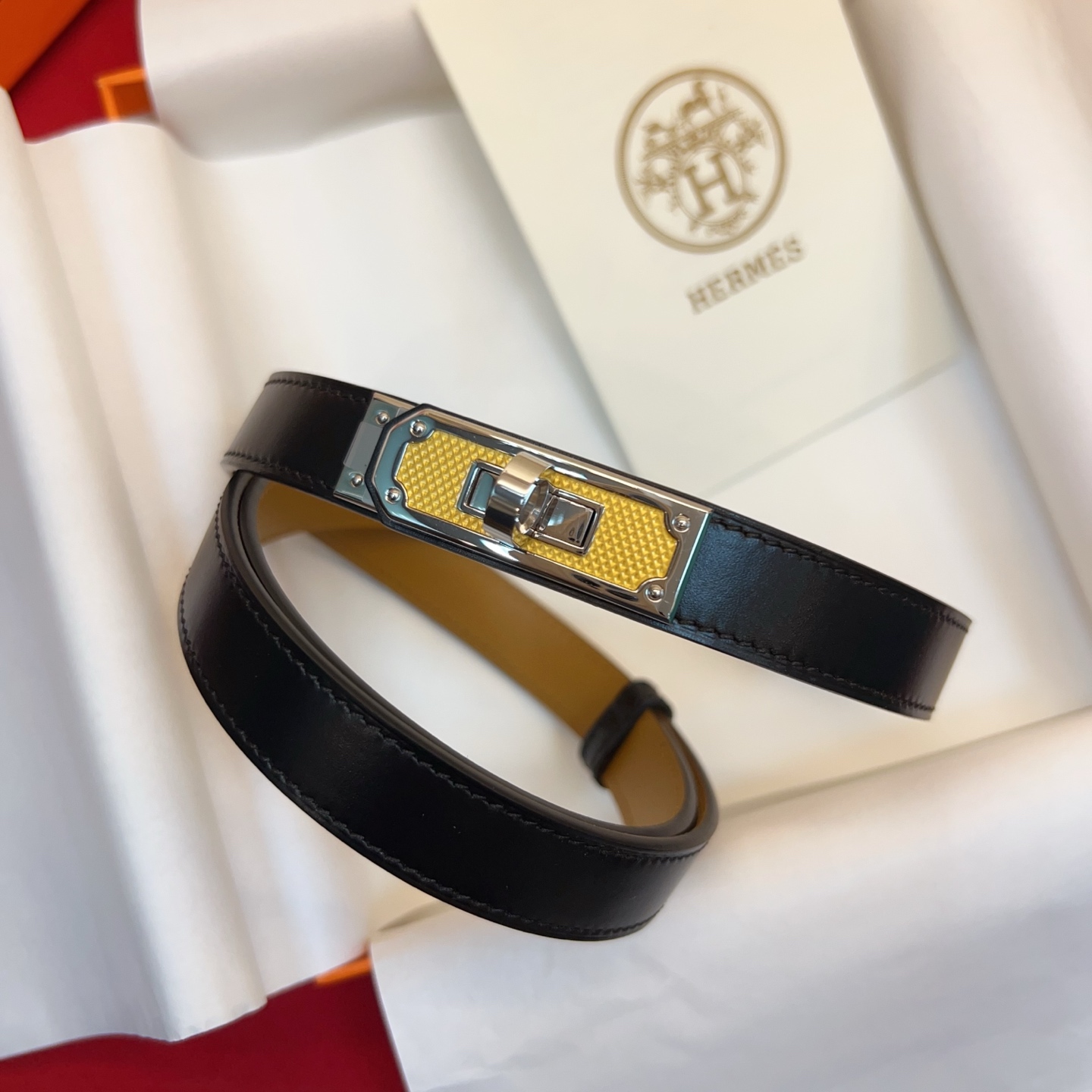 Kelly 平纹1.8腰带EPsom小牛皮腰带，搭配金Kelly皮带扣。借助巧妙的可调节设计，可以将腰带