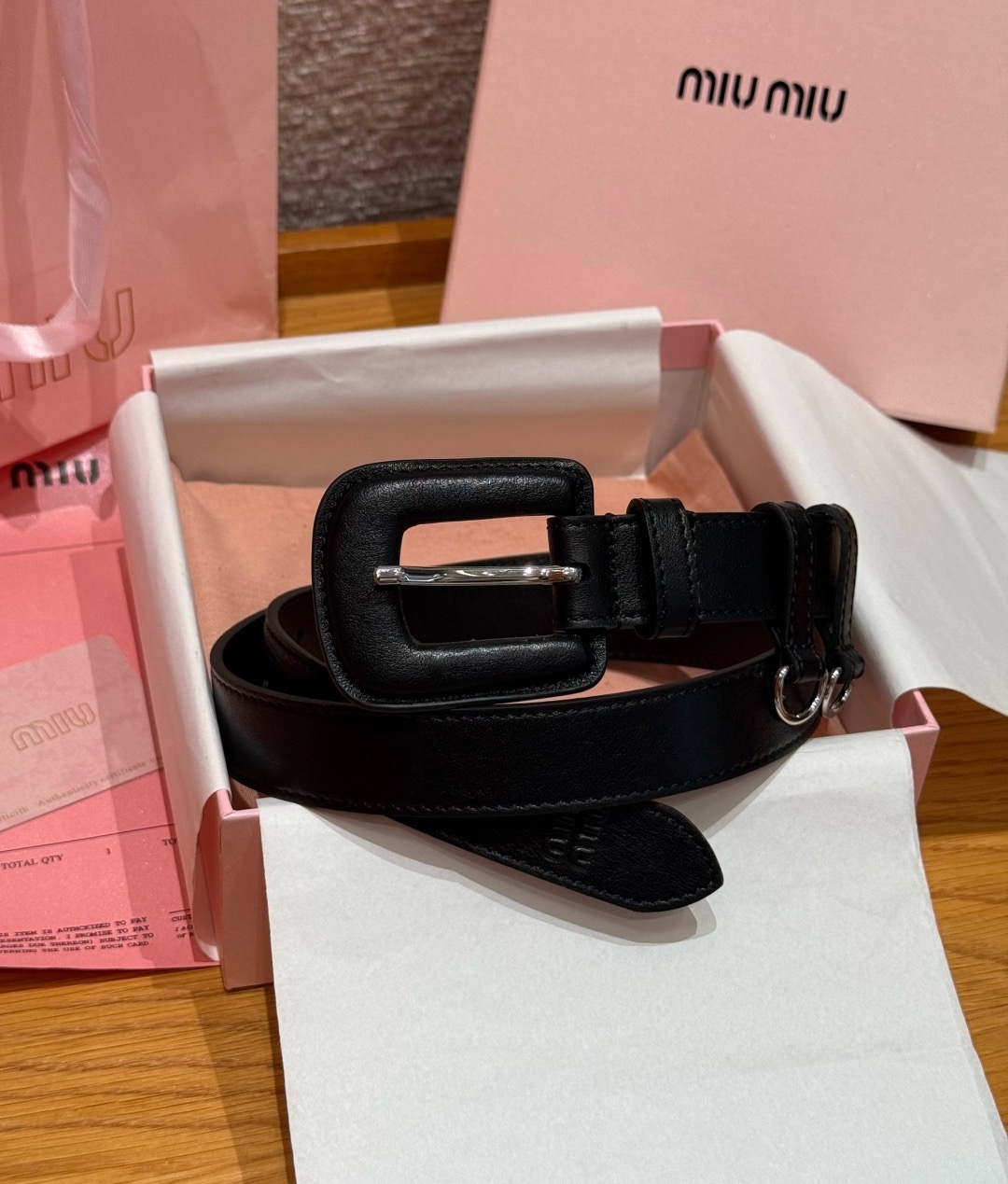 NO:882713,Original item. The calfskin material is delicate and textured, with the brand logo embossed on the end, 2.5cm design, and the brand's iconic soft-packed square buckle. Multiple round holes can be adjusted to fit a variety of waistlines. It can be easily matched with jeans, suits, and dresses. Real stock. It is recommended to refer to the size chart to choose the appropriate size. The whole set is fully packaged. Width 2.5cm, belts, skirts, jeans, business suits, cowhide19860909原单  小牛皮材质细腻有质感,尾端压印品牌标识, 2.5厘米设计,搭配品牌标志性软包方形扣头.多圆孔调节适配多种腰围,搭配牛仔裤、西装、连衣裙都能轻松驾驭,现货实拍.建议参照尺码表选择合适的尺码.全套包装齐全. 宽度width2.5cm,皮带,skirts,jeans,business suit,cowhide,Belt
