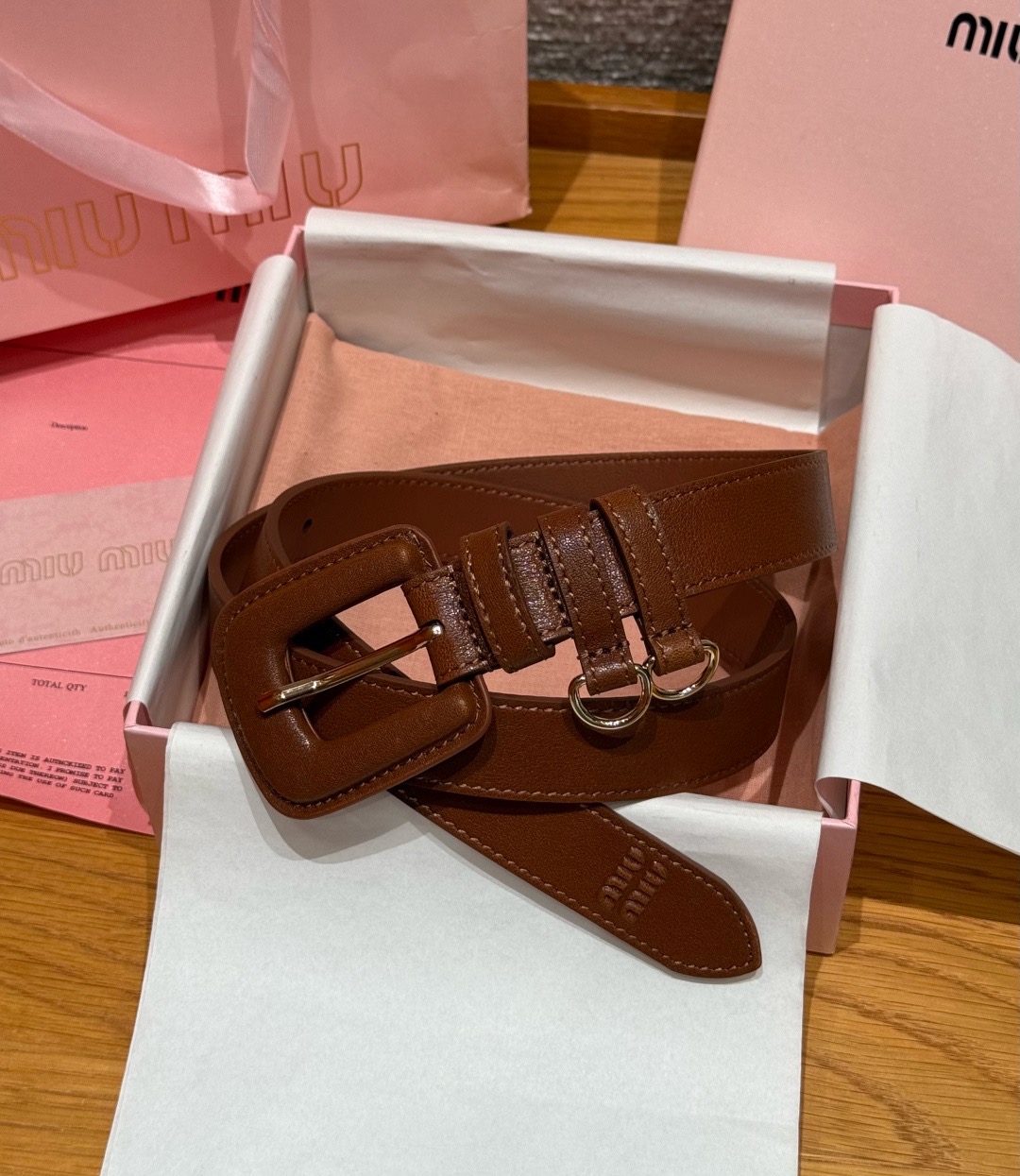 NO:882719,Original item. The calfskin material is delicate and textured, with the brand logo embossed on the end, 2.5cm design, and the brand's iconic soft-packed square buckle. Multiple round holes can be adjusted to fit a variety of waistlines. It can be easily matched with jeans, suits, and dresses. Real stock. It is recommended to refer to the size chart to choose the appropriate size. The whole set is fully packaged. Width 2.5cm, belts, skirts, jeans, business suits, cowhide19860909原单 小牛皮材质细腻有质感,尾端压印品牌标识, 2.5厘米设计,搭配品牌标志性软包方形扣头.多圆孔调节适配多种腰围,搭配牛仔裤、西装、连衣裙都能轻松驾驭,现货实拍.建议参照尺码表选择合适的尺码.全套包装齐全. 宽度width2.5cm,皮带,skirts,jeans,business suit,cowhide,Belt