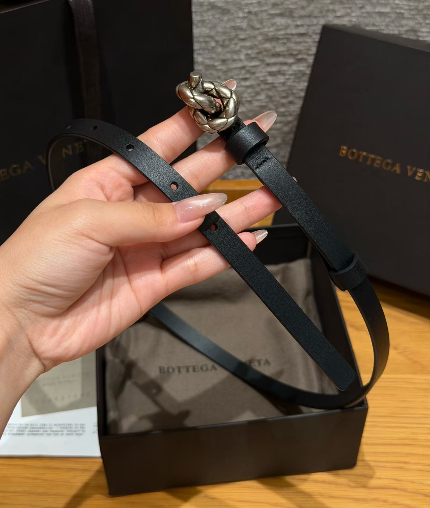 意大利奢侈品牌knot系列腰带，采用牛皮革制作，搭配银色配件，简约又有辨识度，针扣开合，日常穿搭超百搭，