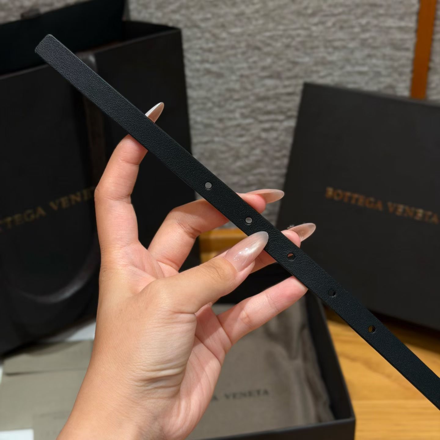 意大利奢侈品牌knot系列腰带，采用牛皮革制作，搭配银色配件，简约又有辨识度，针扣开合，日常穿搭超百搭，