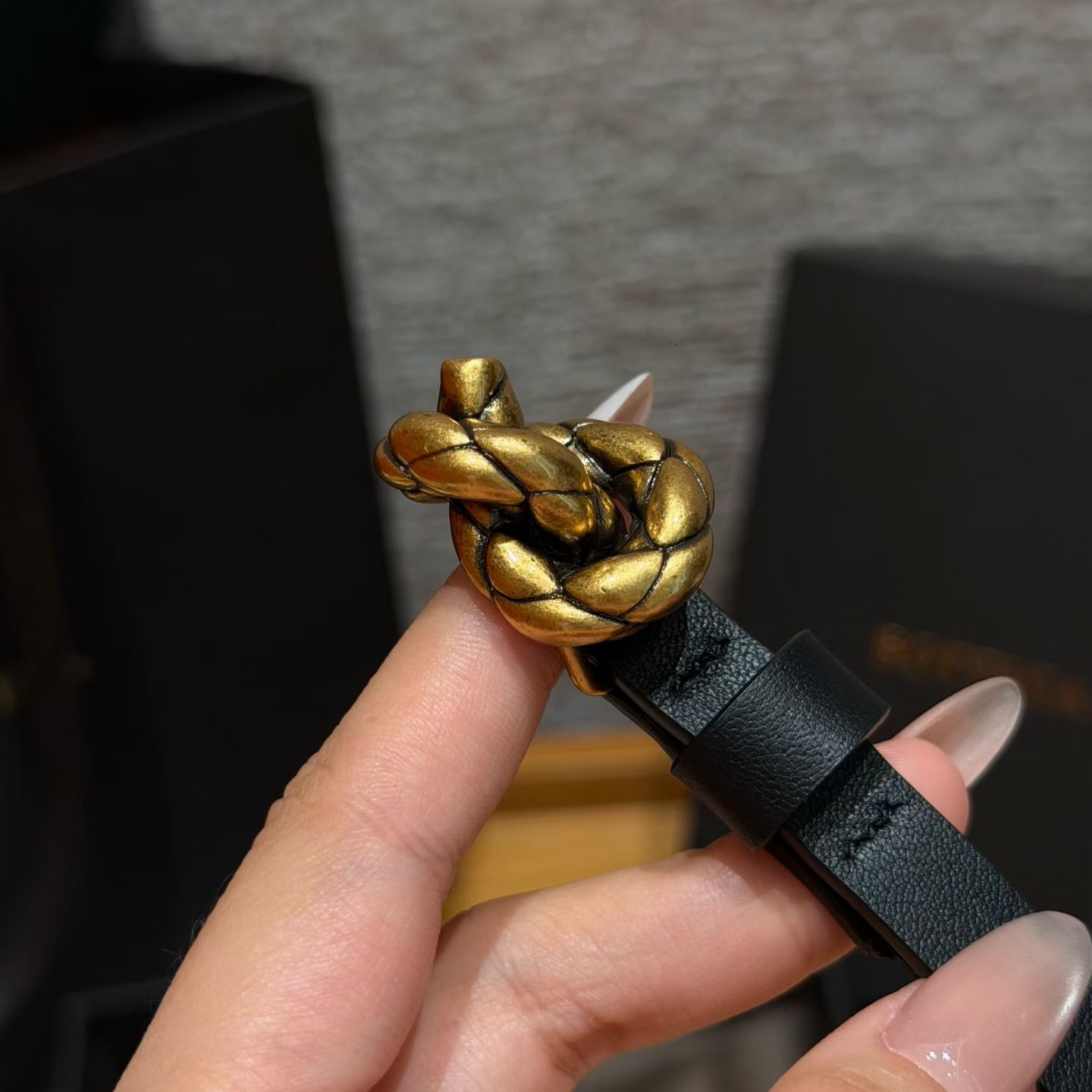 意大利奢侈品牌knot系列腰带，采用牛皮革制作，搭配银色配件，简约又有辨识度，针扣开合，日常穿搭超百搭，