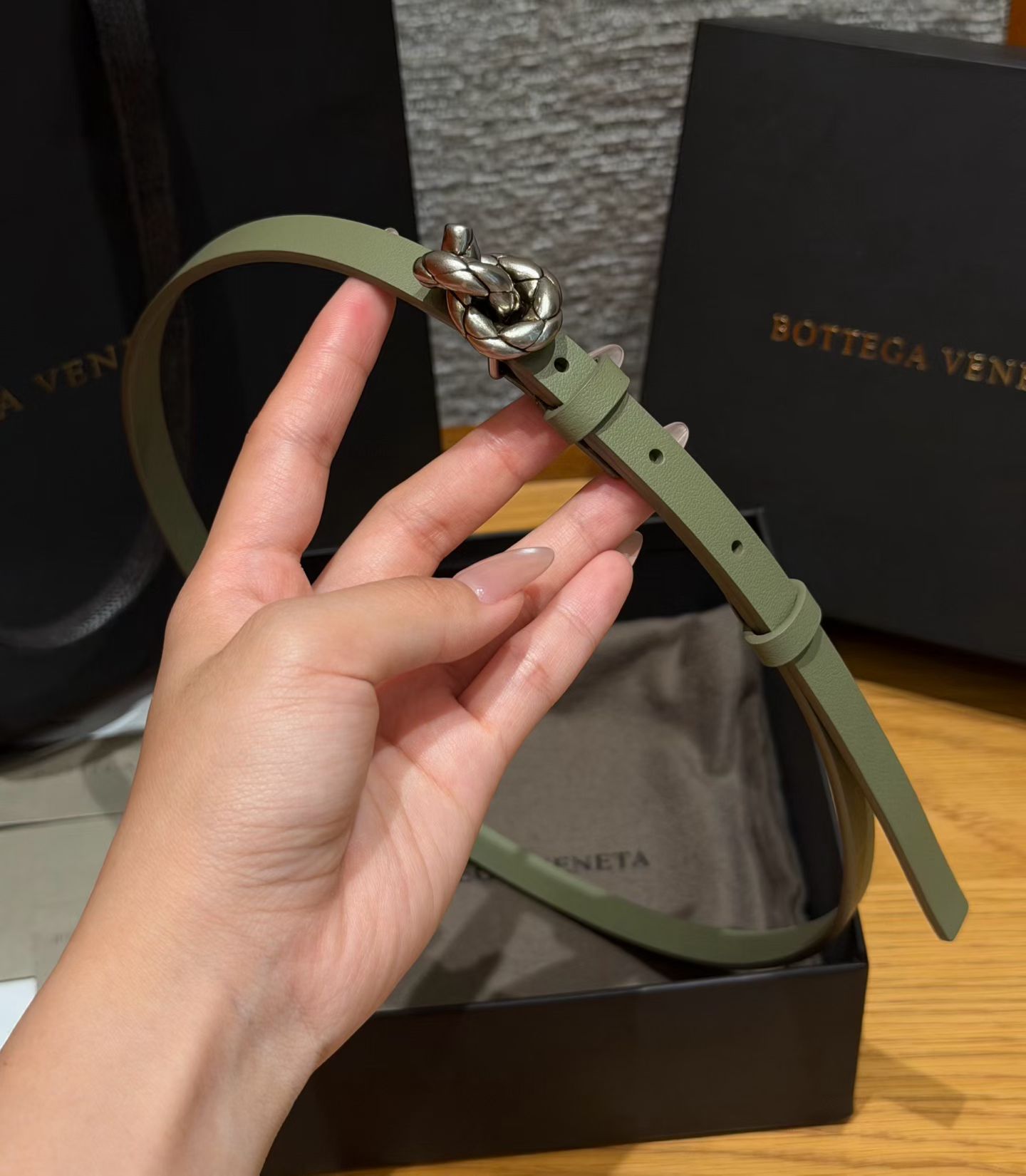 意大利奢侈品牌knot系列腰带，采用牛皮革制作，搭配银色配件，简约又有辨识度，针扣开合，日常穿搭超百搭，