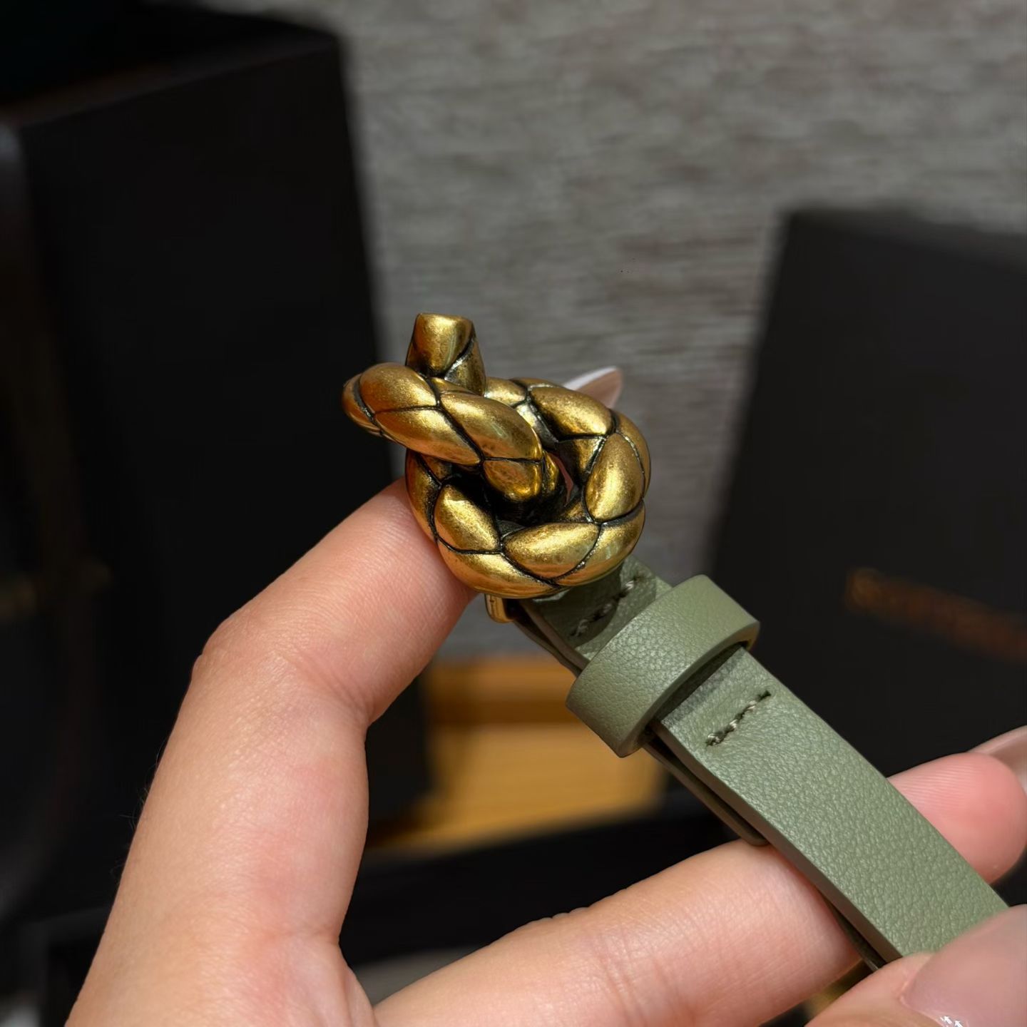 意大利奢侈品牌knot系列腰带，采用牛皮革制作，搭配银色配件，简约又有辨识度，针扣开合，日常穿搭超百搭，