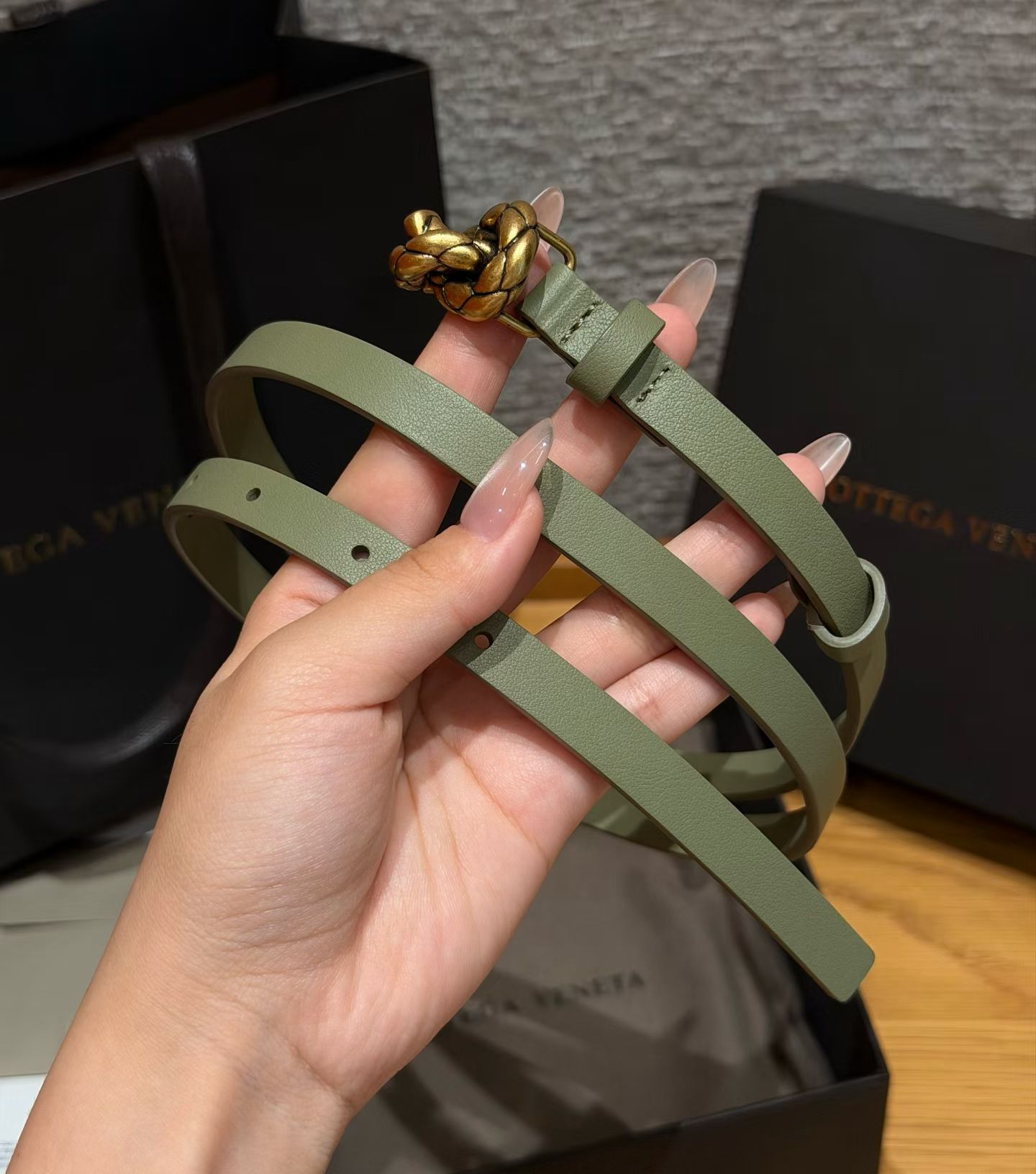 意大利奢侈品牌knot系列腰带，采用牛皮革制作，搭配银色配件，简约又有辨识度，针扣开合，日常穿搭超百搭，