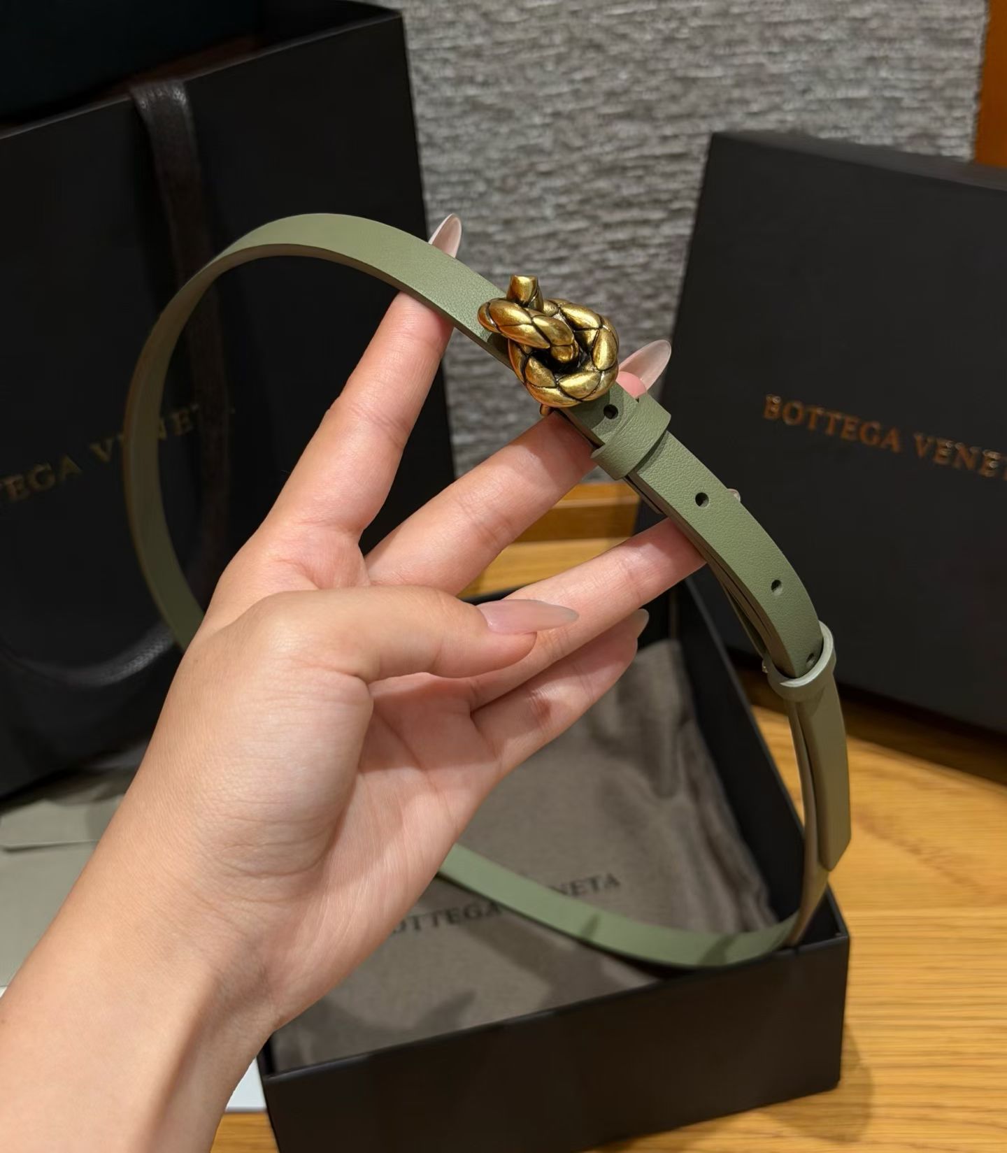 意大利奢侈品牌knot系列腰带，采用牛皮革制作，搭配银色配件，简约又有辨识度，针扣开合，日常穿搭超百搭，