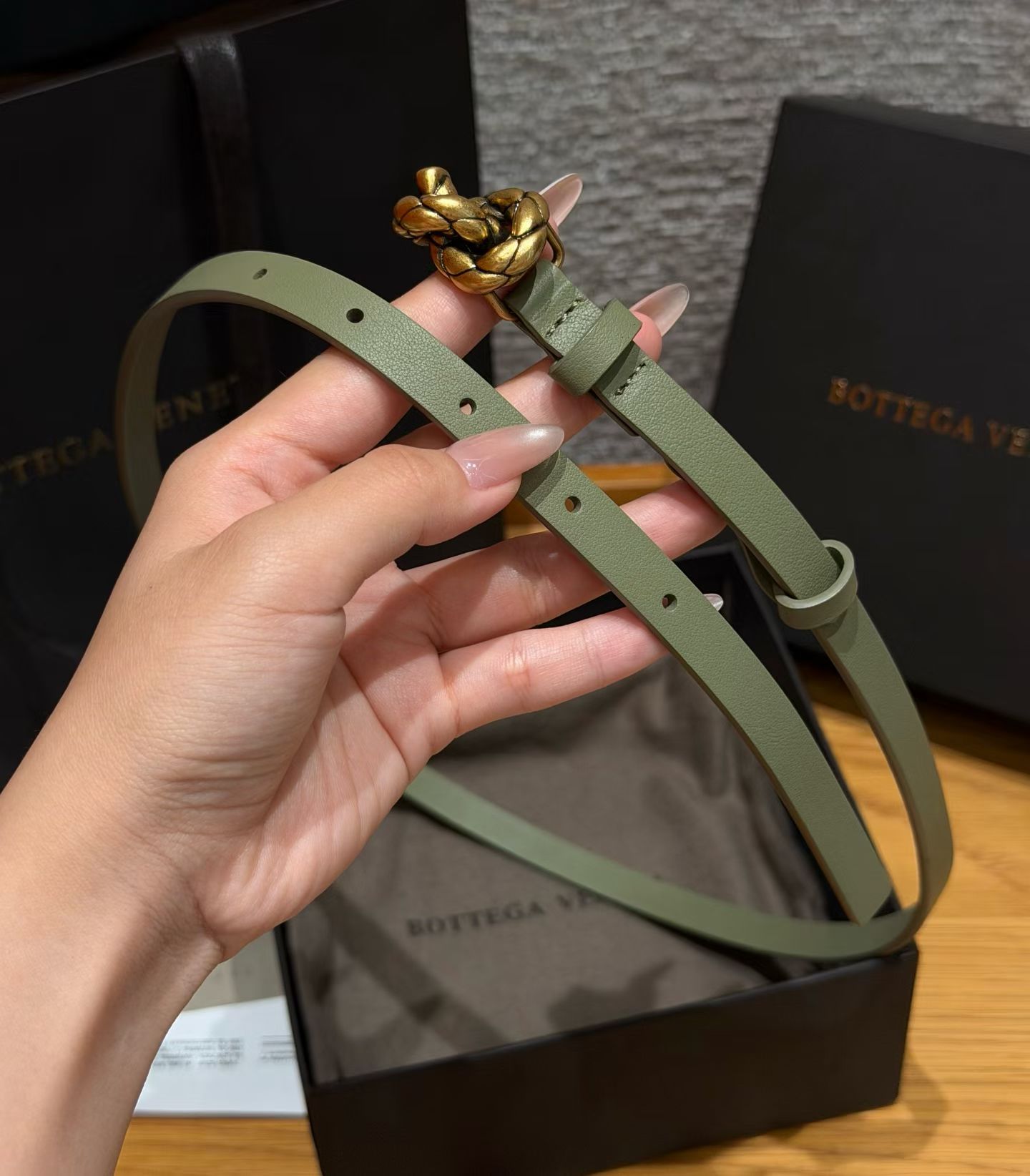 意大利奢侈品牌knot系列腰带，采用牛皮革制作，搭配银色配件，简约又有辨识度，针扣开合，日常穿搭超百搭，