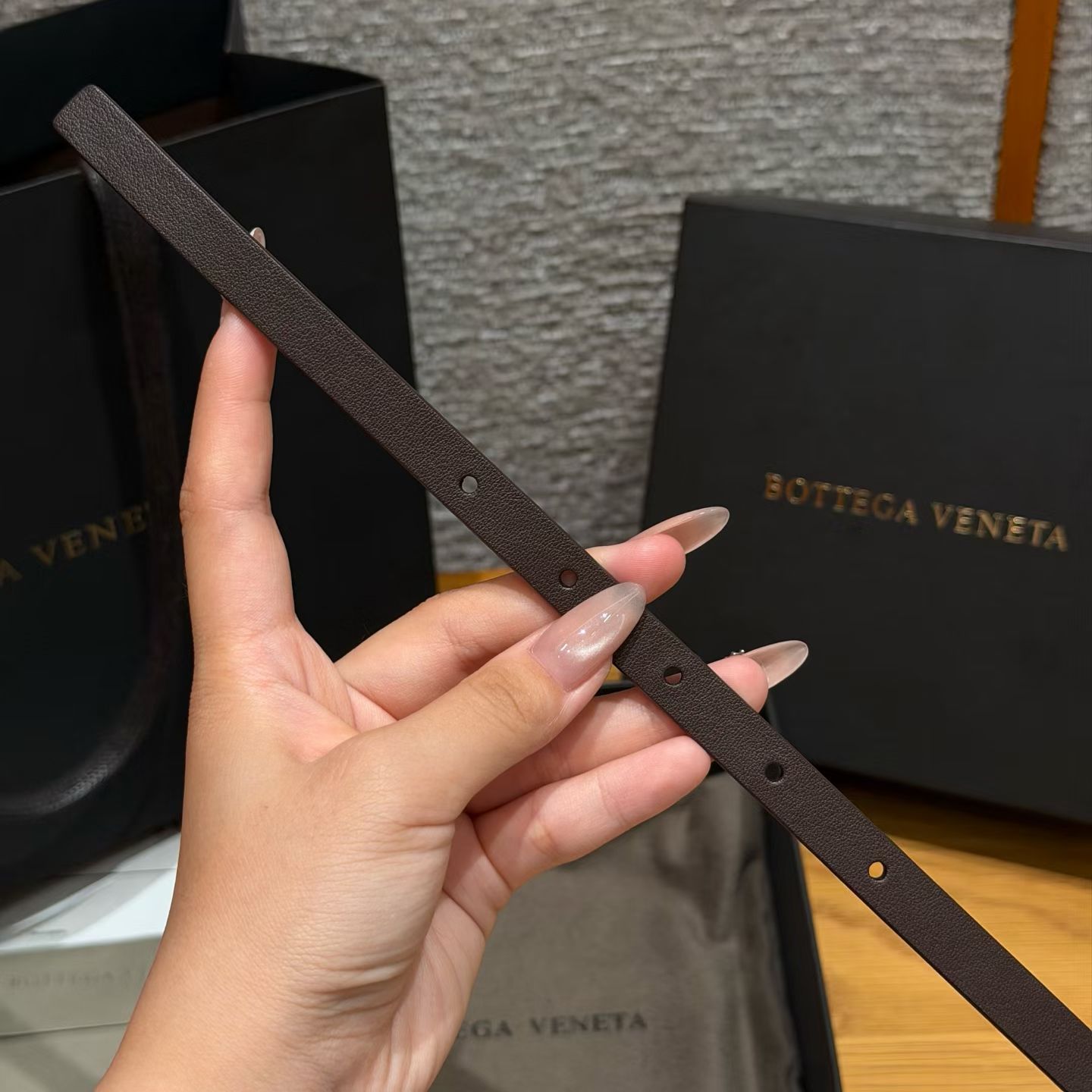 意大利奢侈品牌knot系列腰带，采用牛皮革制作，搭配银色配件，简约又有辨识度，针扣开合，日常穿搭超百搭，