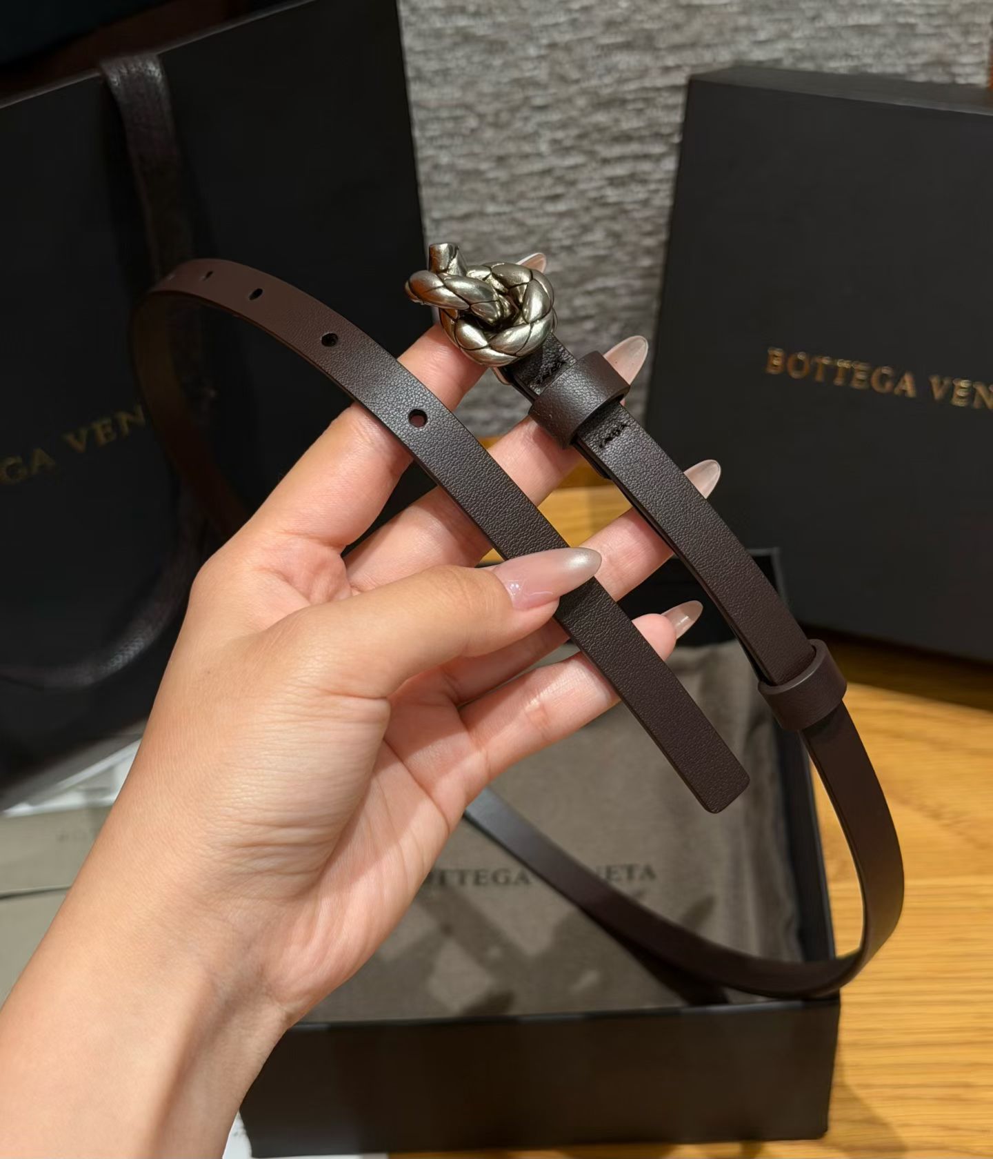 意大利奢侈品牌knot系列腰带，采用牛皮革制作，搭配银色配件，简约又有辨识度，针扣开合，日常穿搭超百搭，