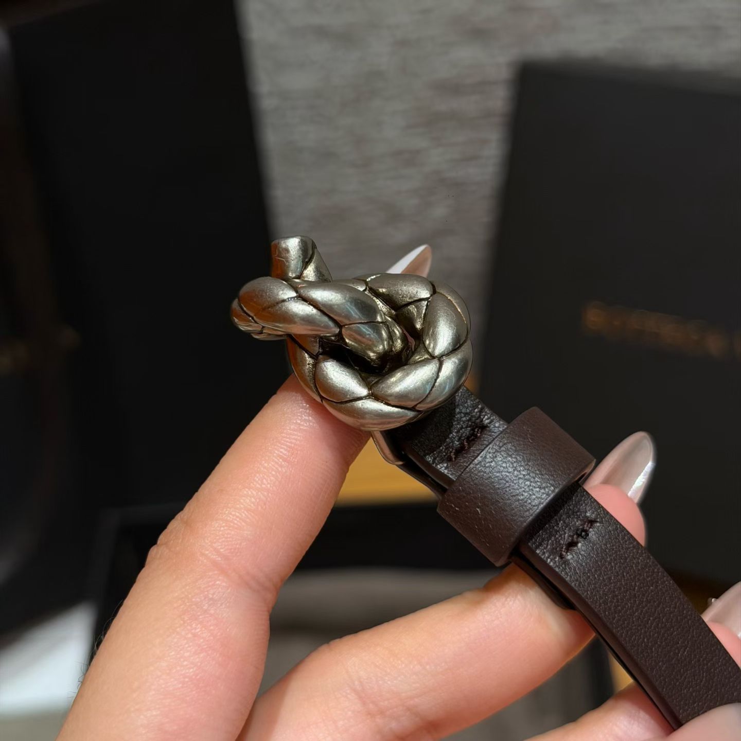 意大利奢侈品牌knot系列腰带，采用牛皮革制作，搭配银色配件，简约又有辨识度，针扣开合，日常穿搭超百搭，