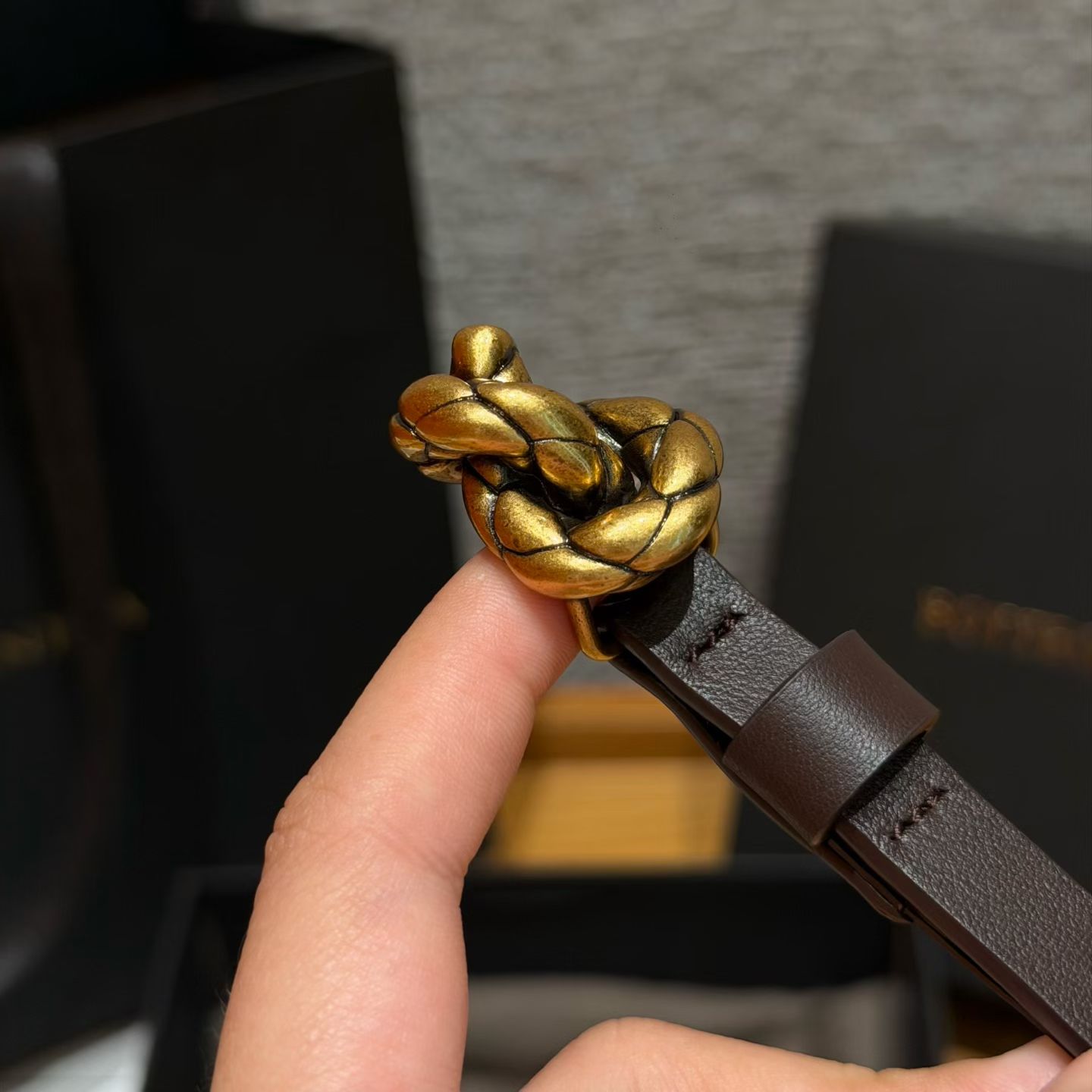 意大利奢侈品牌knot系列腰带，采用牛皮革制作，搭配银色配件，简约又有辨识度，针扣开合，日常穿搭超百搭，