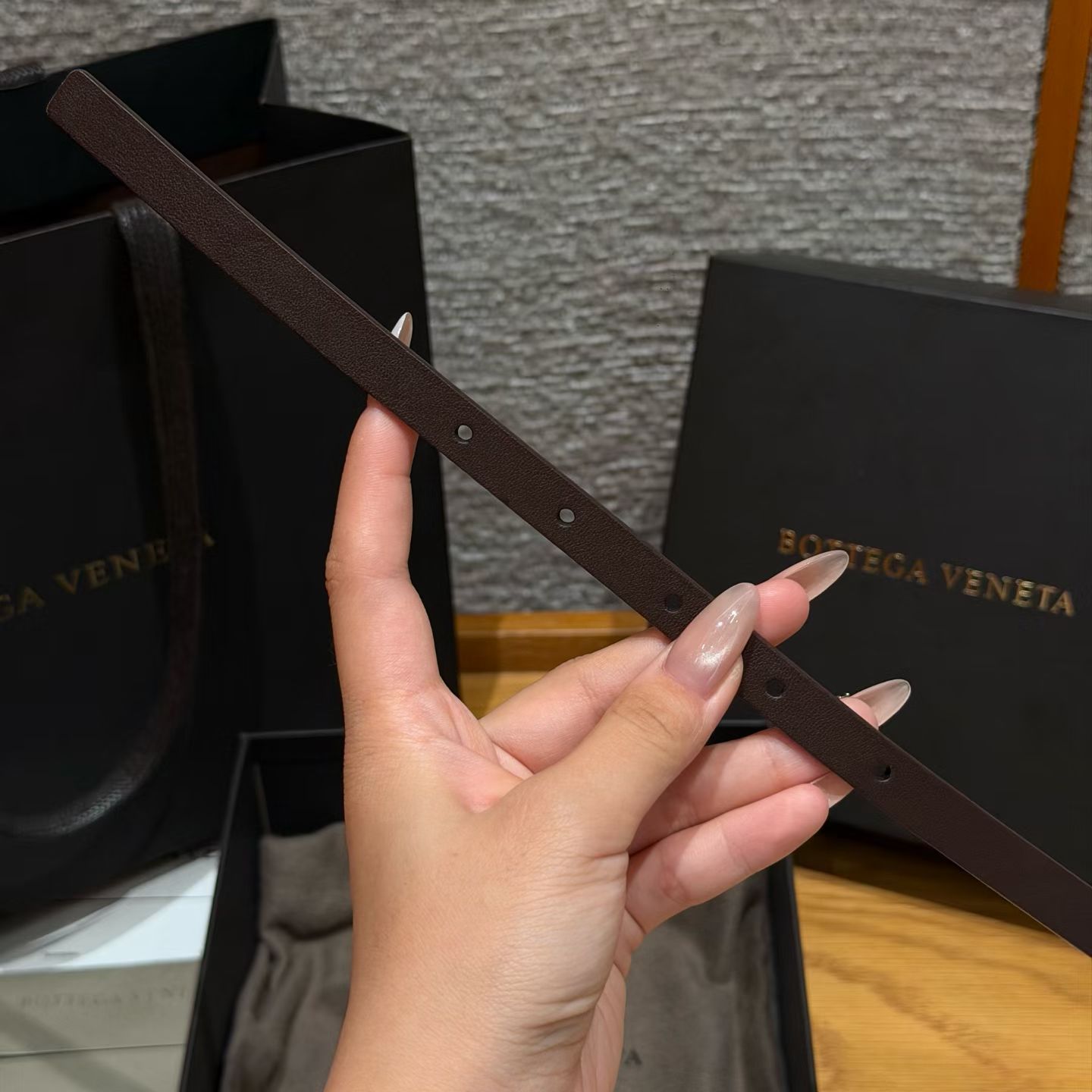 意大利奢侈品牌knot系列腰带，采用牛皮革制作，搭配银色配件，简约又有辨识度，针扣开合，日常穿搭超百搭，