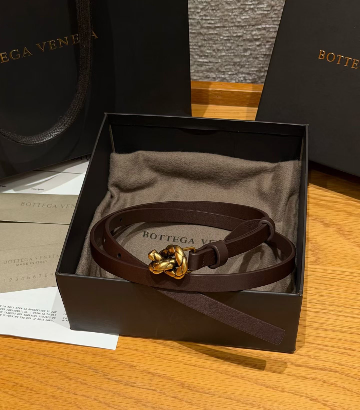 NO:882703,Original order Italian luxury brand knot series belt, made of cow leather, with silver accessories, simple and recognizable, pin buckle opening and closing, very versatile for daily wear, continuing the brand's logo-free design and leather weaving technology, low-key luxury, must-have attention to detail. Width 1.5cm, belt, cowhide19860909原单 意大利奢侈品牌knot系列腰带,采用牛皮革制作,搭配银色配件,简约又有辨识度,针扣开合,日常穿搭超百搭,延续品牌无logo设计和皮革编制工艺,低调奢华,细节控必入. 宽度1.5cm,皮带,cowhide,Belt
