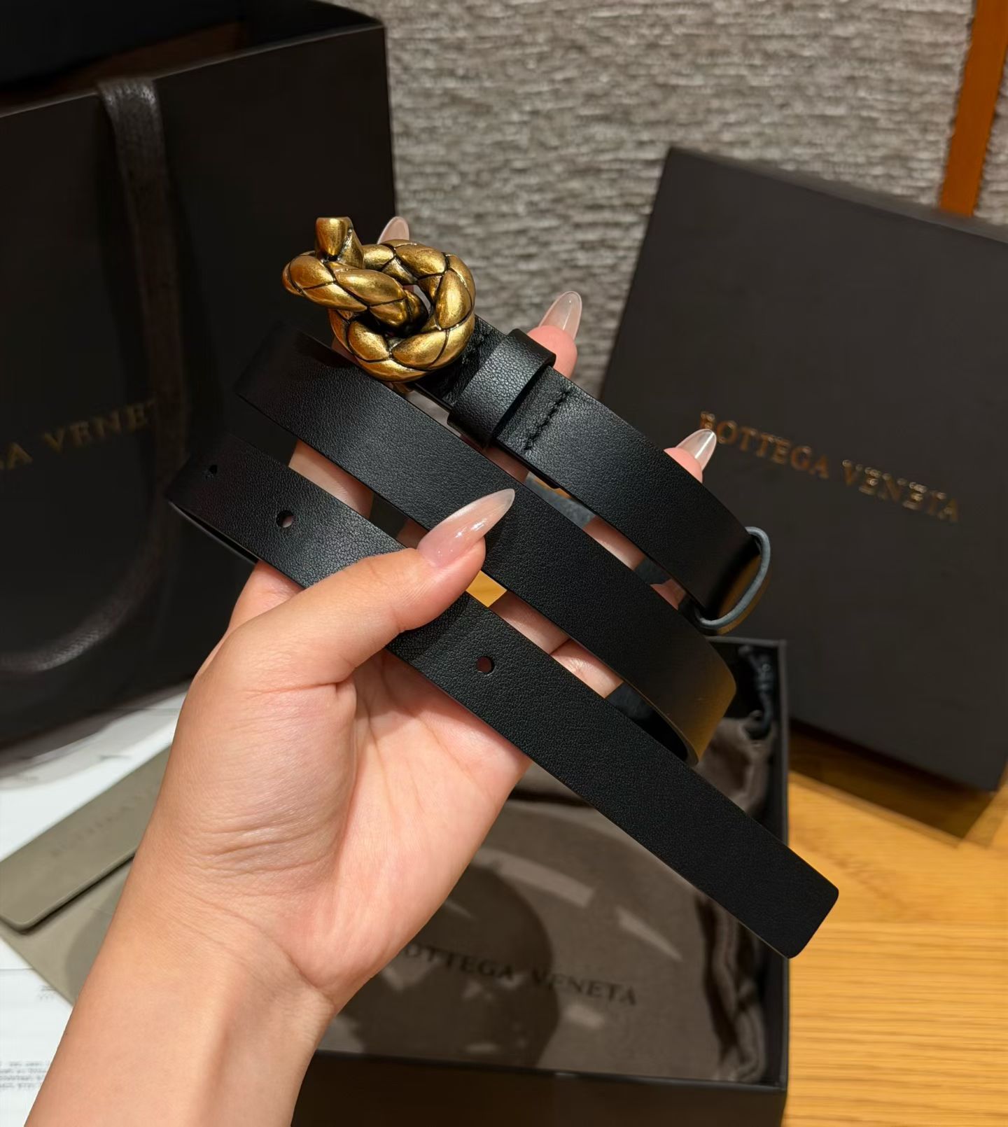 意大利奢侈品牌knot系列腰带，采用牛皮革制作，搭配银色配件，简约又有辨识度，针扣开合，日常穿搭超百搭，