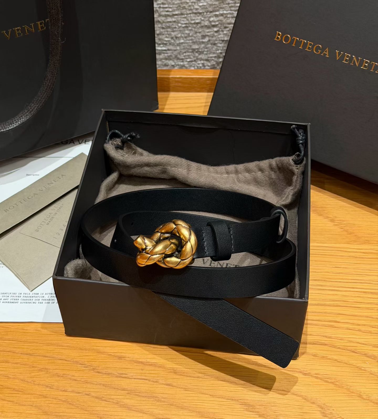 意大利奢侈品牌knot系列腰带，采用牛皮革制作，搭配银色配件，简约又有辨识度，针扣开合，日常穿搭超百搭，