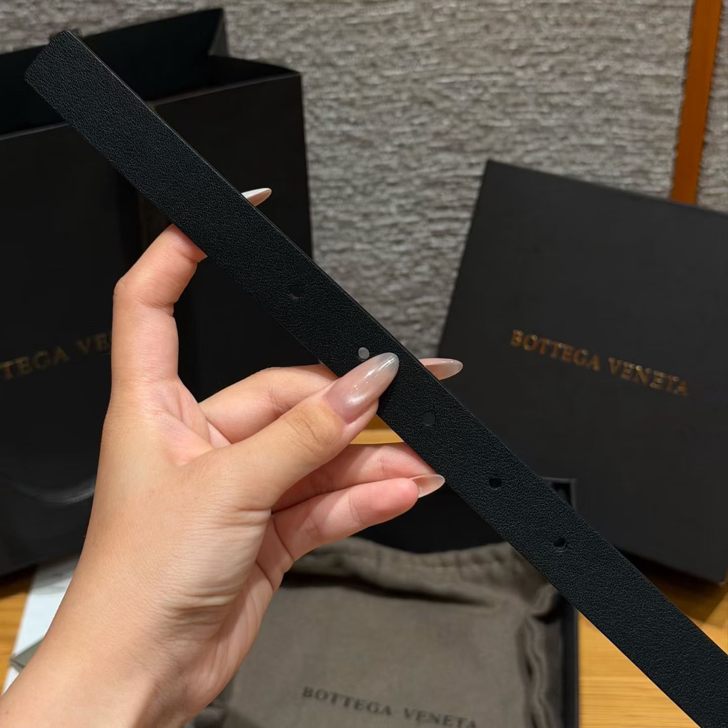 意大利奢侈品牌knot系列腰带，采用牛皮革制作，搭配银色配件，简约又有辨识度，针扣开合，日常穿搭超百搭，