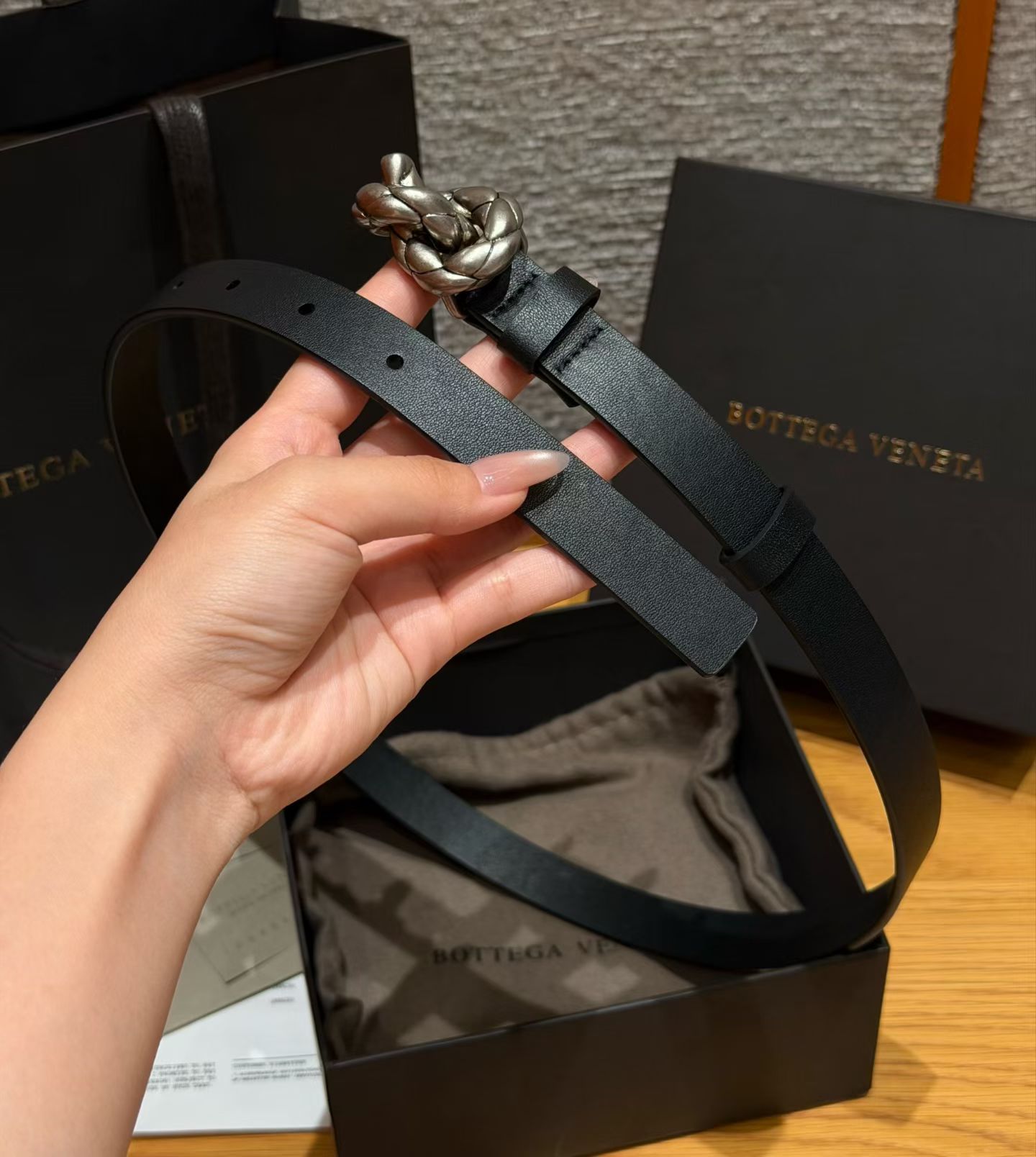 意大利奢侈品牌knot系列腰带，采用牛皮革制作，搭配银色配件，简约又有辨识度，针扣开合，日常穿搭超百搭，