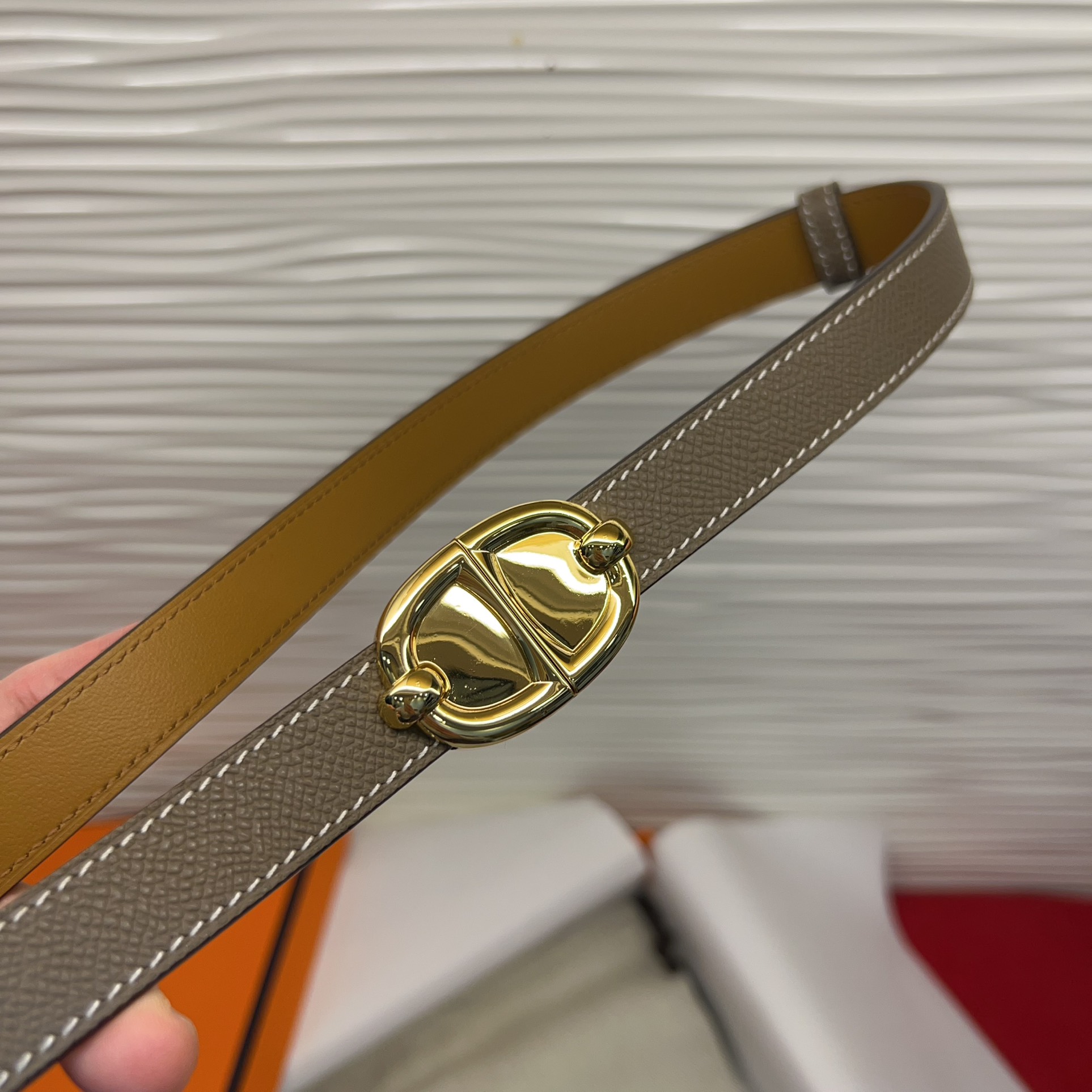 腰带EPsom掌纹腰带，搭配猪鼻子 借助巧妙的可调节设计，可以将腰带系于腰间或髋部、均码。1.8 cm