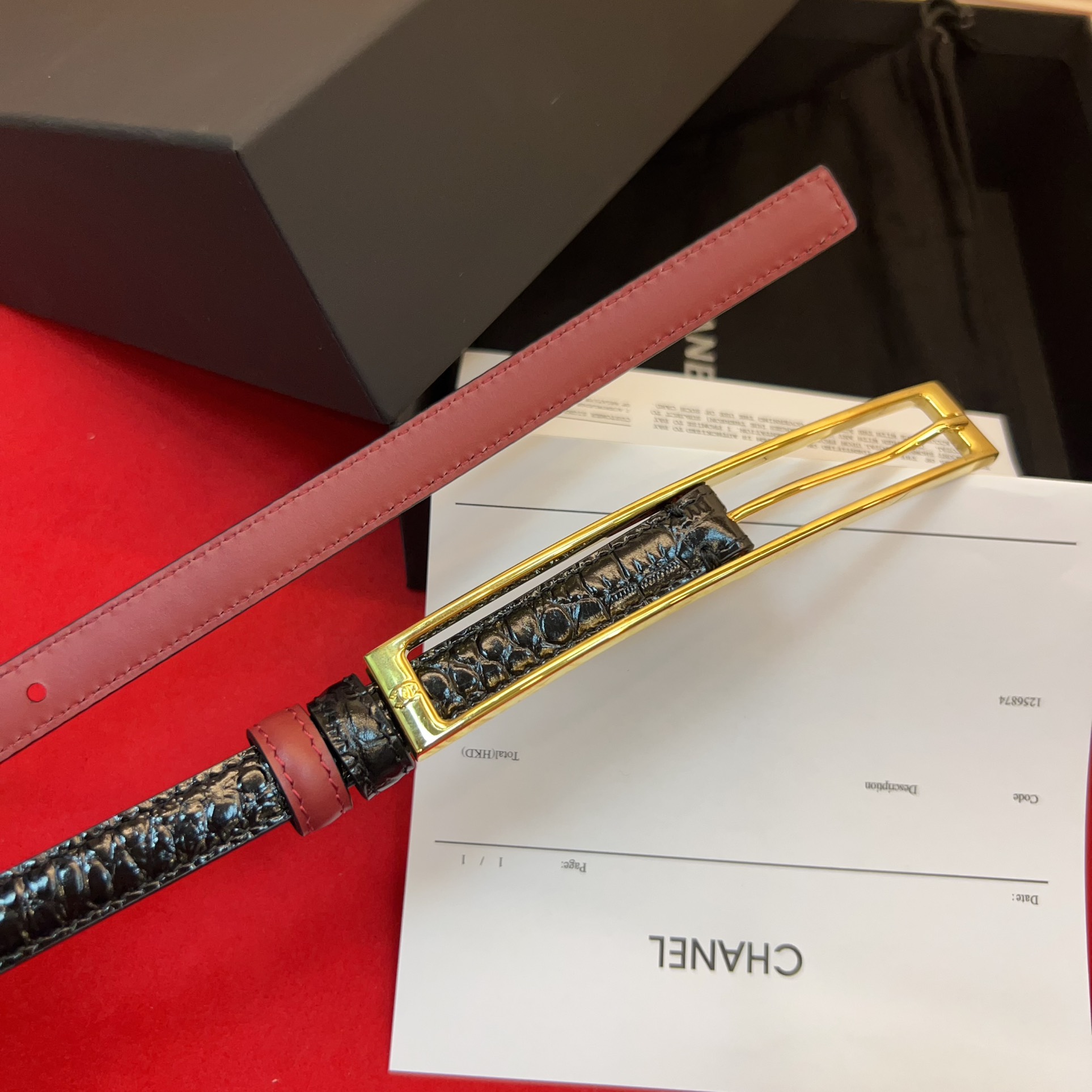 新款腰带，宽度15毫米，双面配色设计搭配长方形针扣，窄面皮带设计，皮带内饰有金色刻印。75一100欧