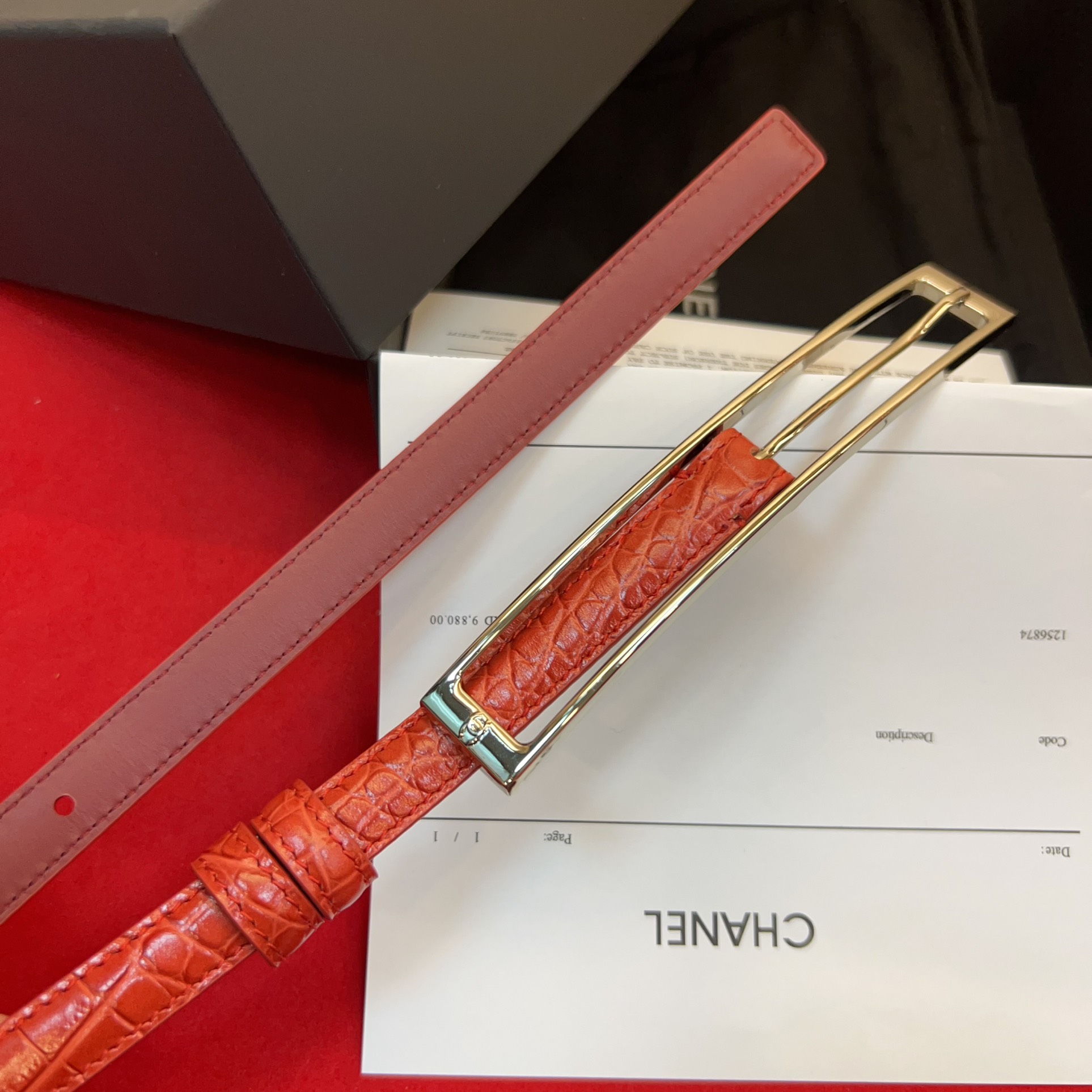 新款腰带，宽度15毫米，双面配色设计搭配长方形针扣，窄面皮带设计，皮带内饰有金色刻印。75一100欧