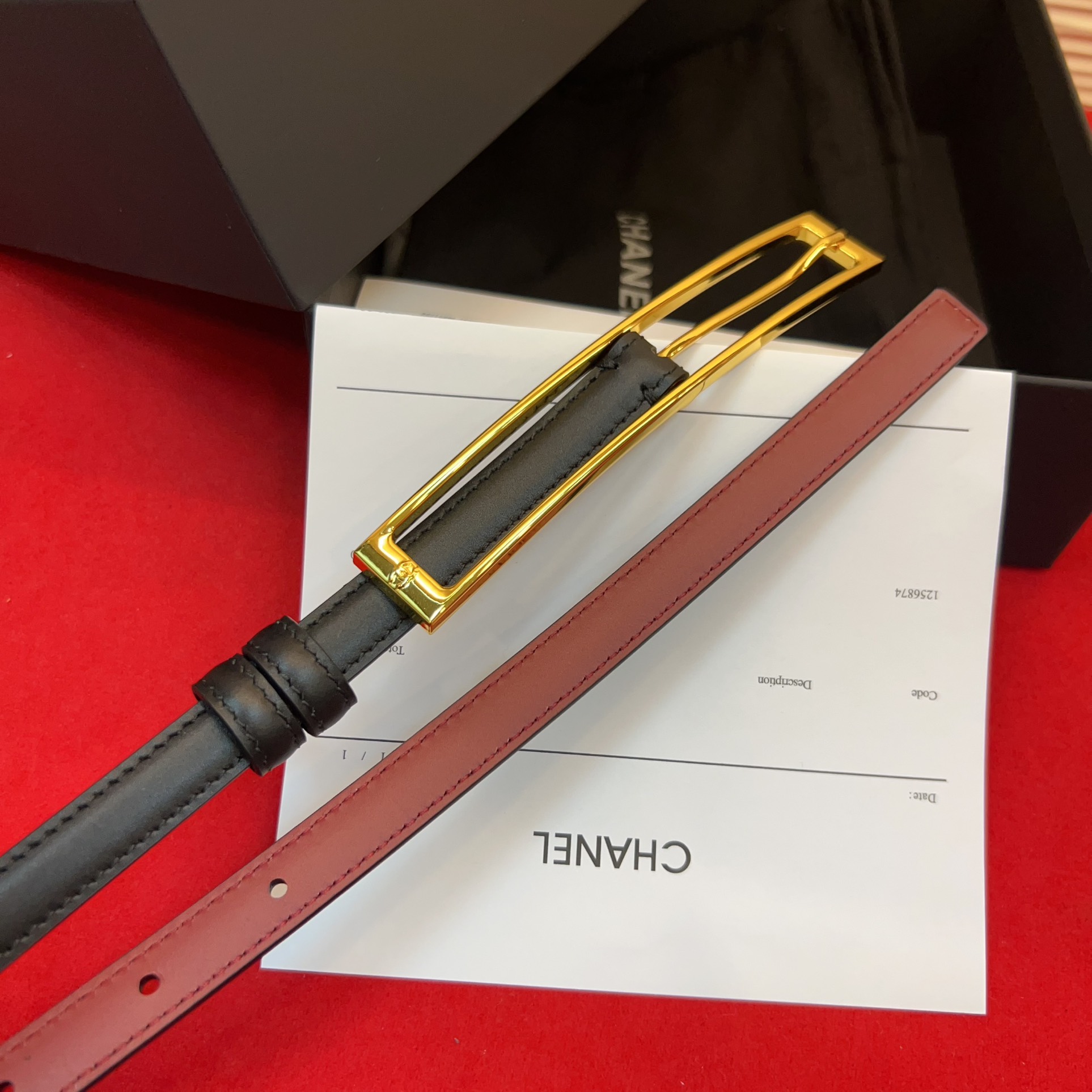 新款腰带，宽度15毫米，双面配色设计搭配长方形针扣，窄面皮带设计，皮带内饰有金色刻印。75一100欧
