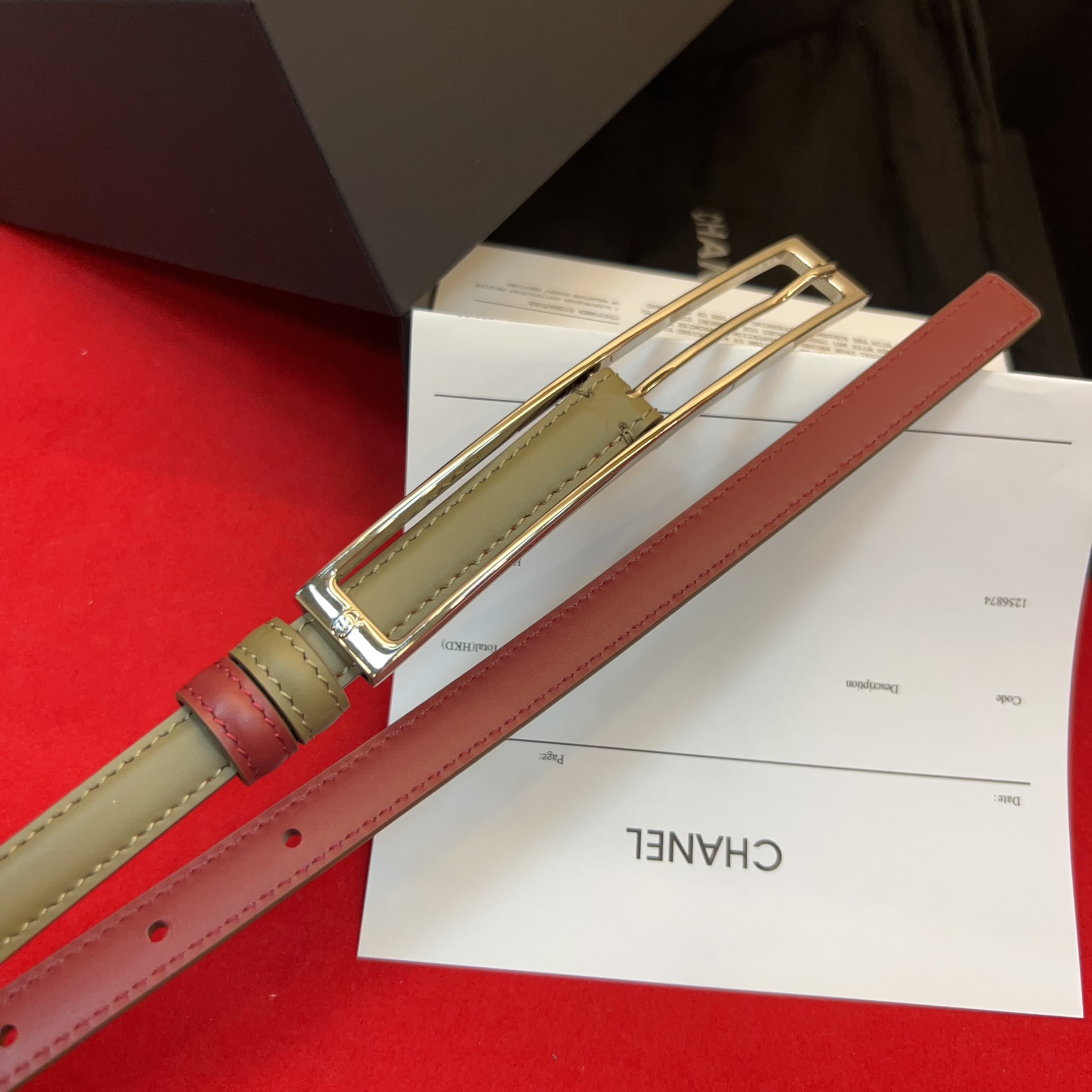 新款腰带，宽度15毫米，双面配色设计搭配长方形针扣，窄面皮带设计，皮带内饰有金色刻印。75一100欧