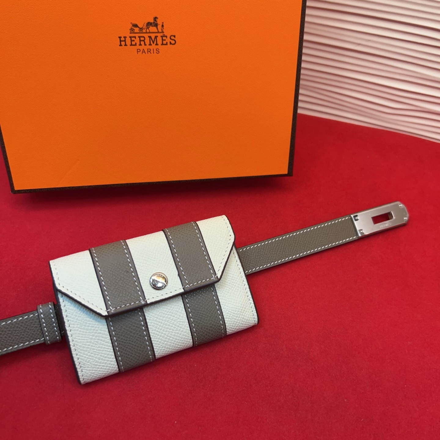 爱马仕hermes 女士腰带配小包EPsom小牛皮，韧性十足，皮质手感细腻，品牌代表作极强！均码