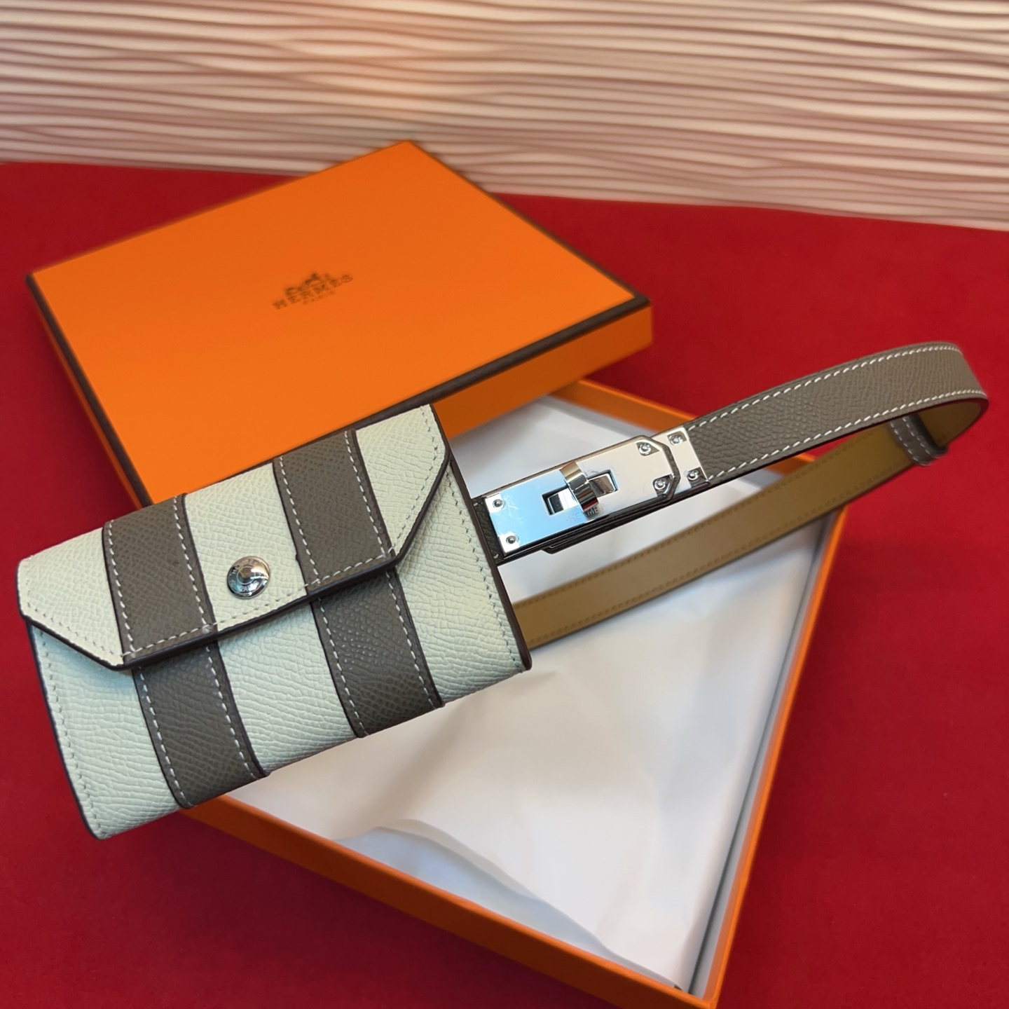 爱马仕hermes 女士腰带配小包EPsom小牛皮，韧性十足，皮质手感细腻，品牌代表作极强！均码