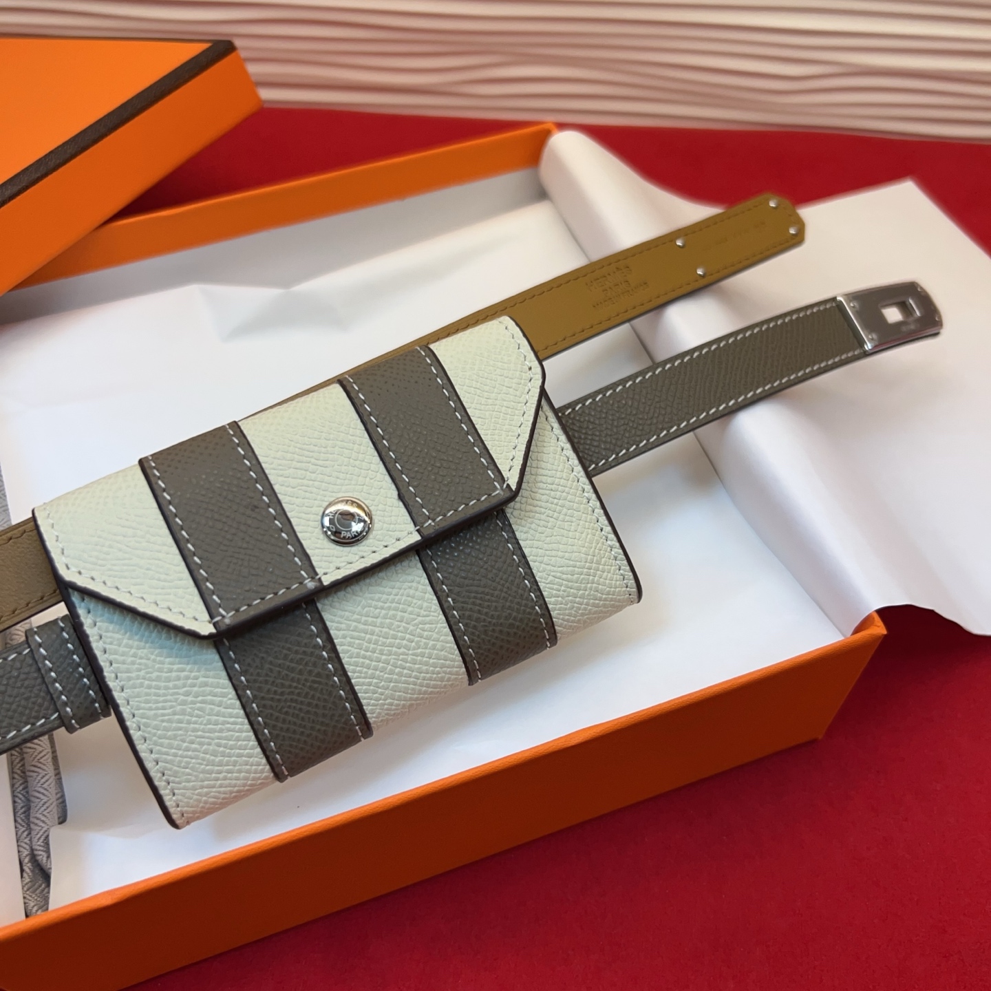 爱马仕hermes 女士腰带配小包EPsom小牛皮，韧性十足，皮质手感细腻，品牌代表作极强！均码