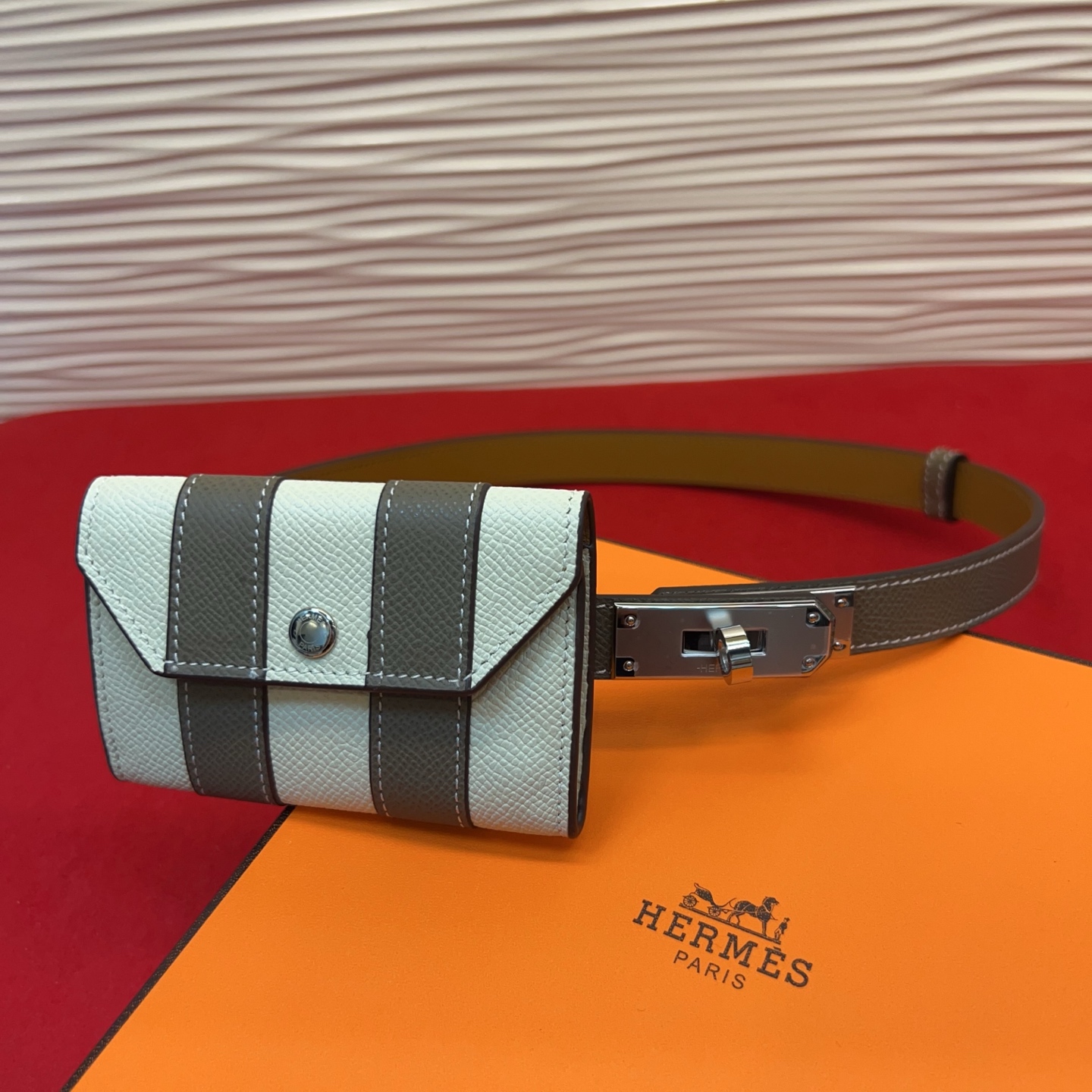 爱马仕hermes 女士腰带配小包EPsom小牛皮，韧性十足，皮质手感细腻，品牌代表作极强！均码