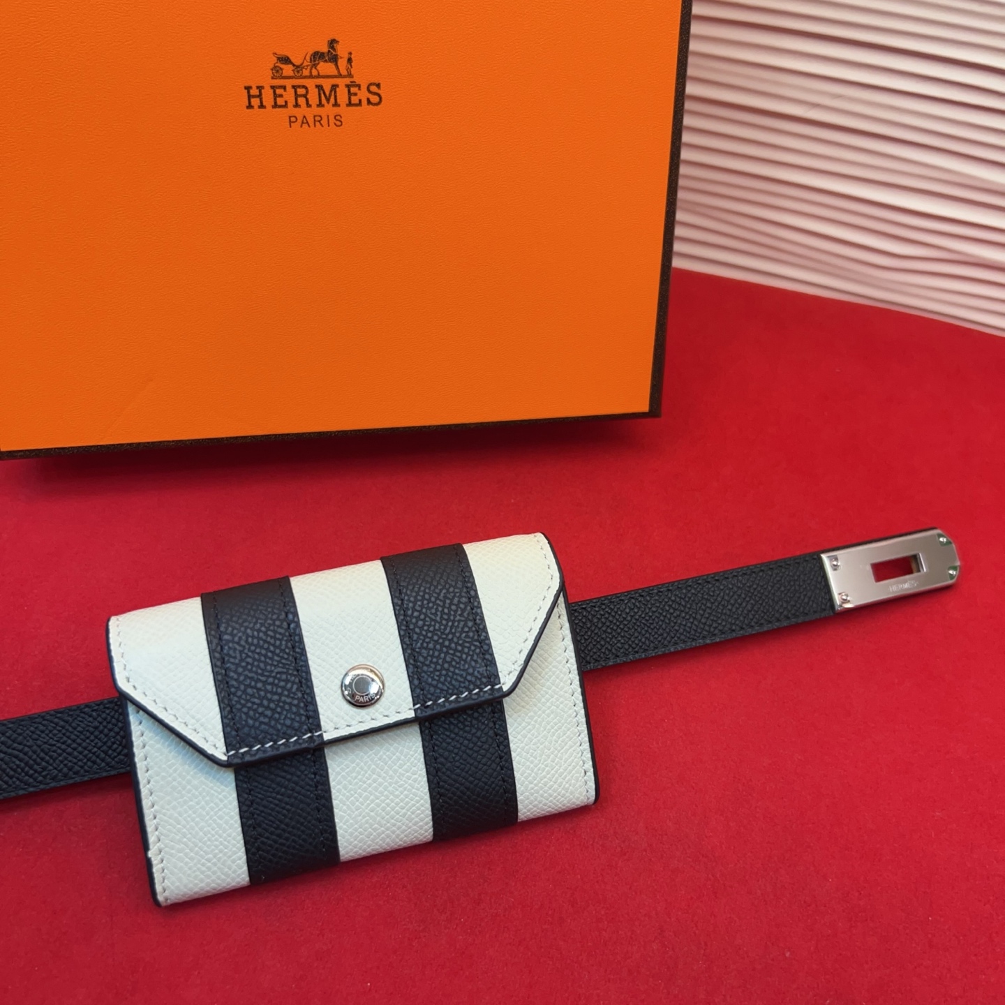 爱马仕hermes 女士腰带配小包EPsom小牛皮，韧性十足，皮质手感细腻，品牌代表作极强！均码