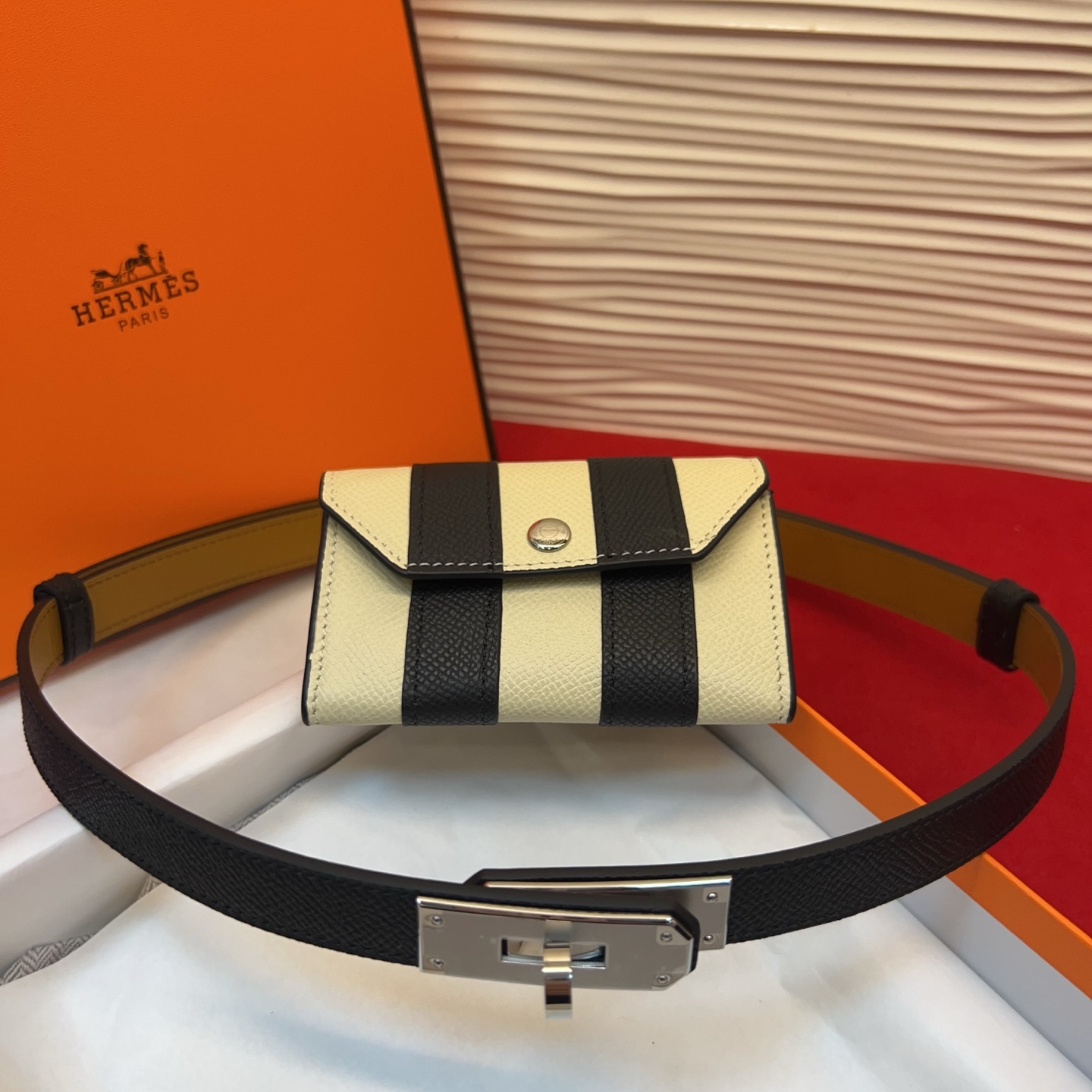 爱马仕hermes 女士腰带配小包EPsom小牛皮，韧性十足，皮质手感细腻，品牌代表作极强！均码