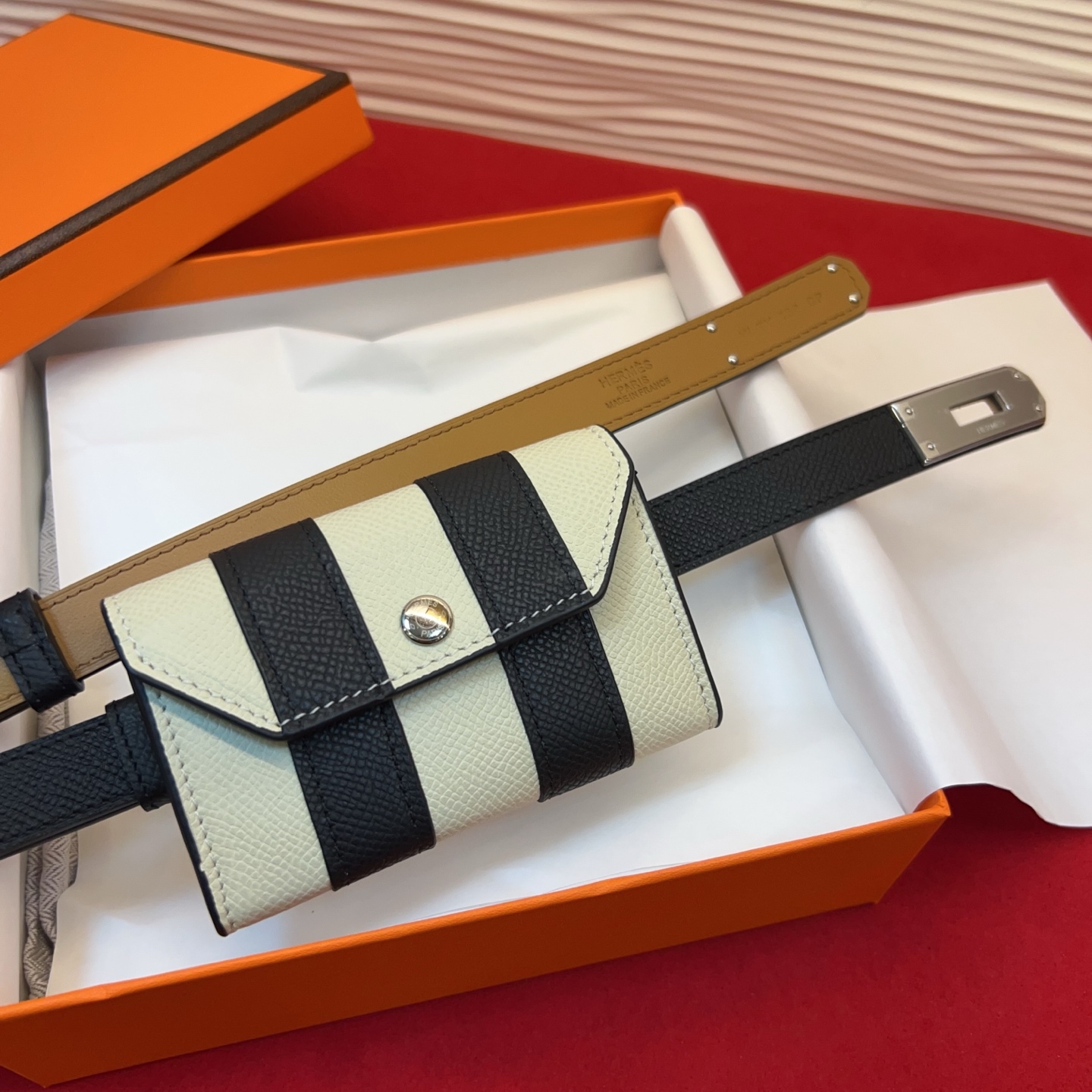 爱马仕hermes 女士腰带配小包EPsom小牛皮，韧性十足，皮质手感细腻，品牌代表作极强！均码