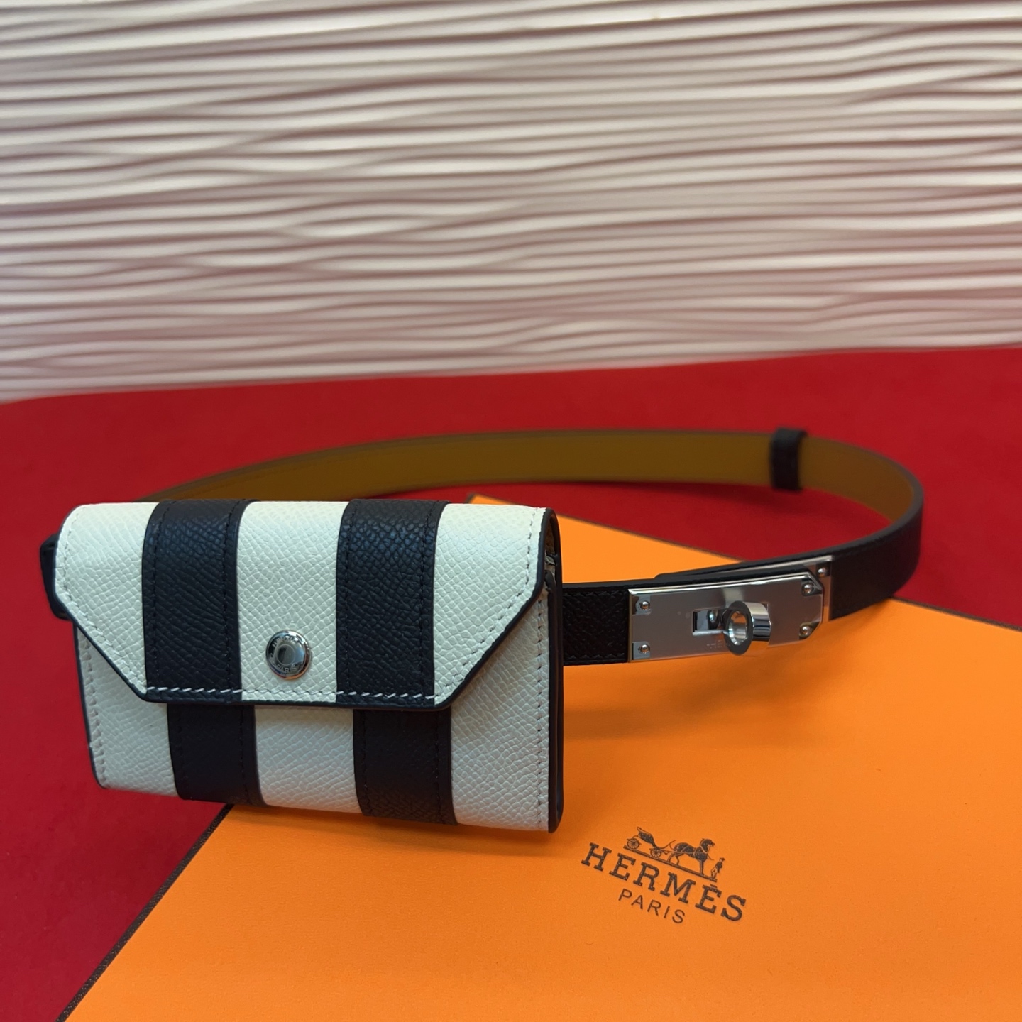 爱马仕hermes 女士腰带配小包EPsom小牛皮，韧性十足，皮质手感细腻，品牌代表作极强！均码