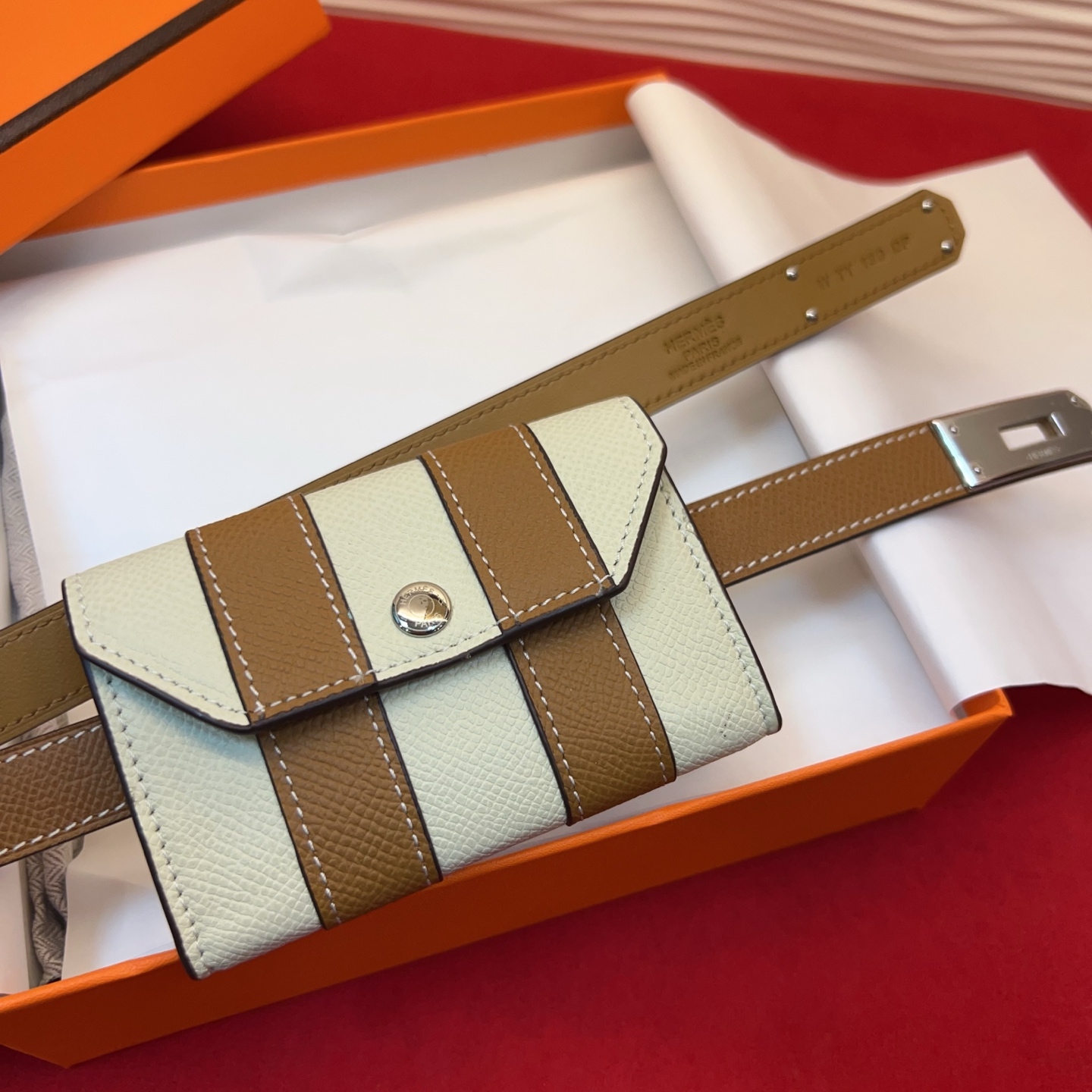 爱马仕hermes 女士腰带配小包EPsom小牛皮，韧性十足，皮质手感细腻，品牌代表作极强！均码