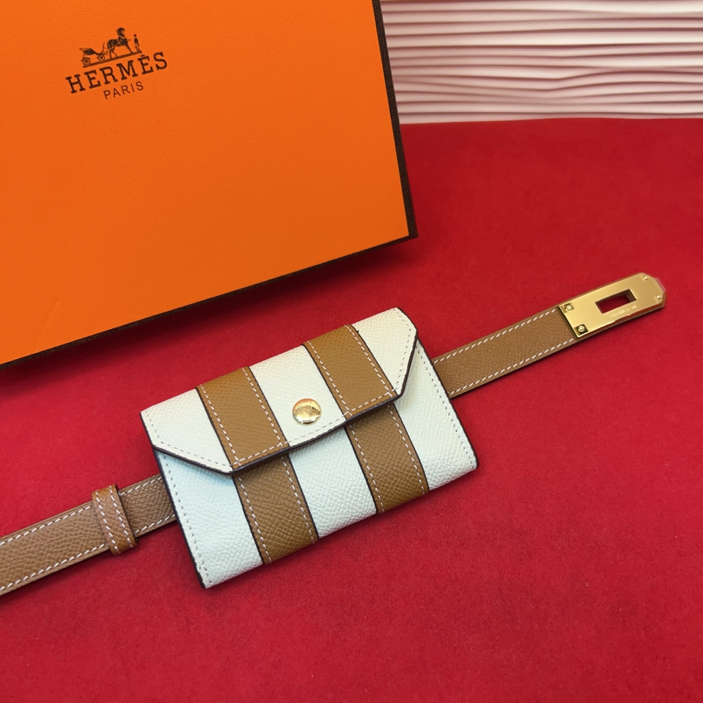 爱马仕hermes 女士腰带配小包EPsom小牛皮，韧性十足，皮质手感细腻，品牌代表作极强！均码