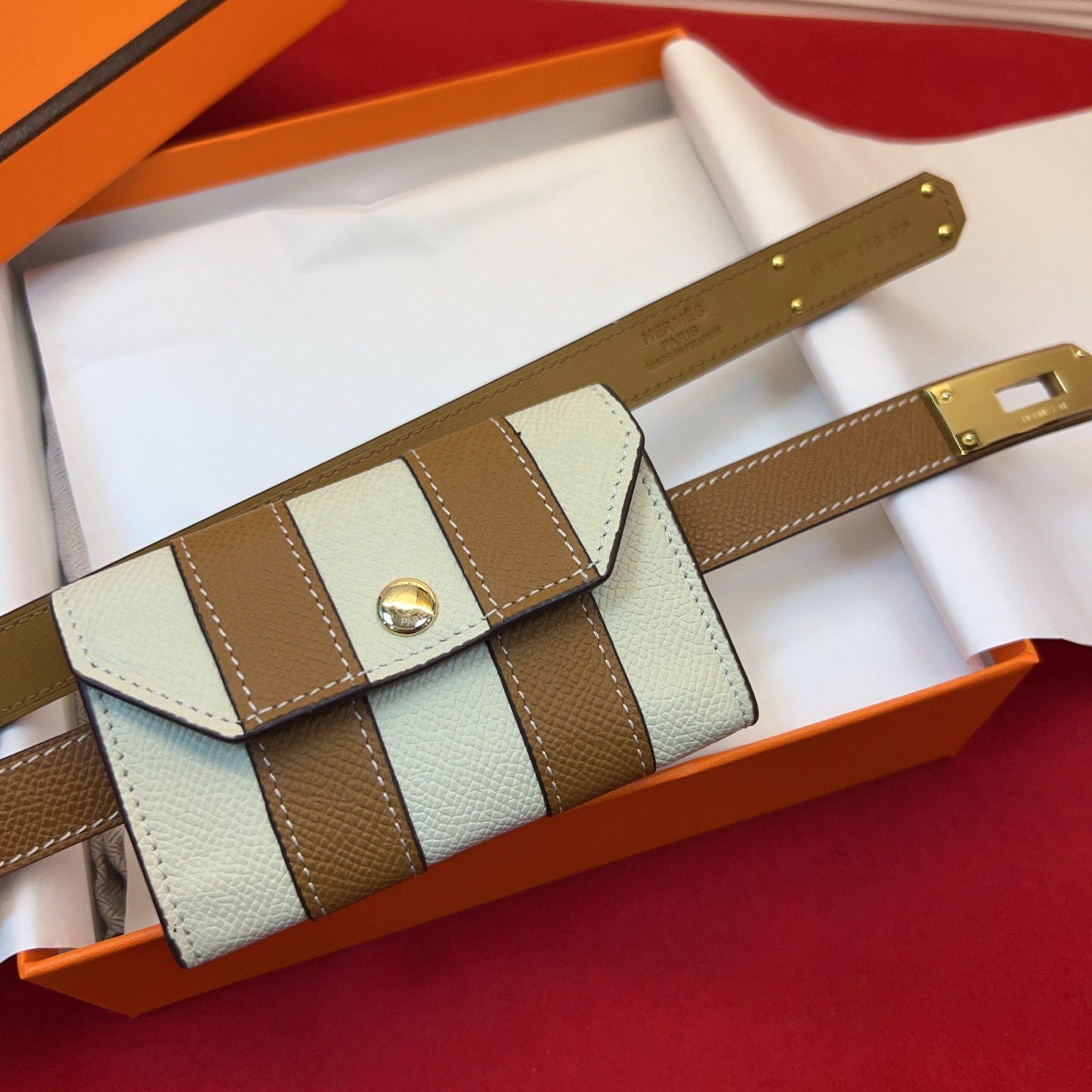 爱马仕hermes 女士腰带配小包EPsom小牛皮，韧性十足，皮质手感细腻，品牌代表作极强！均码
