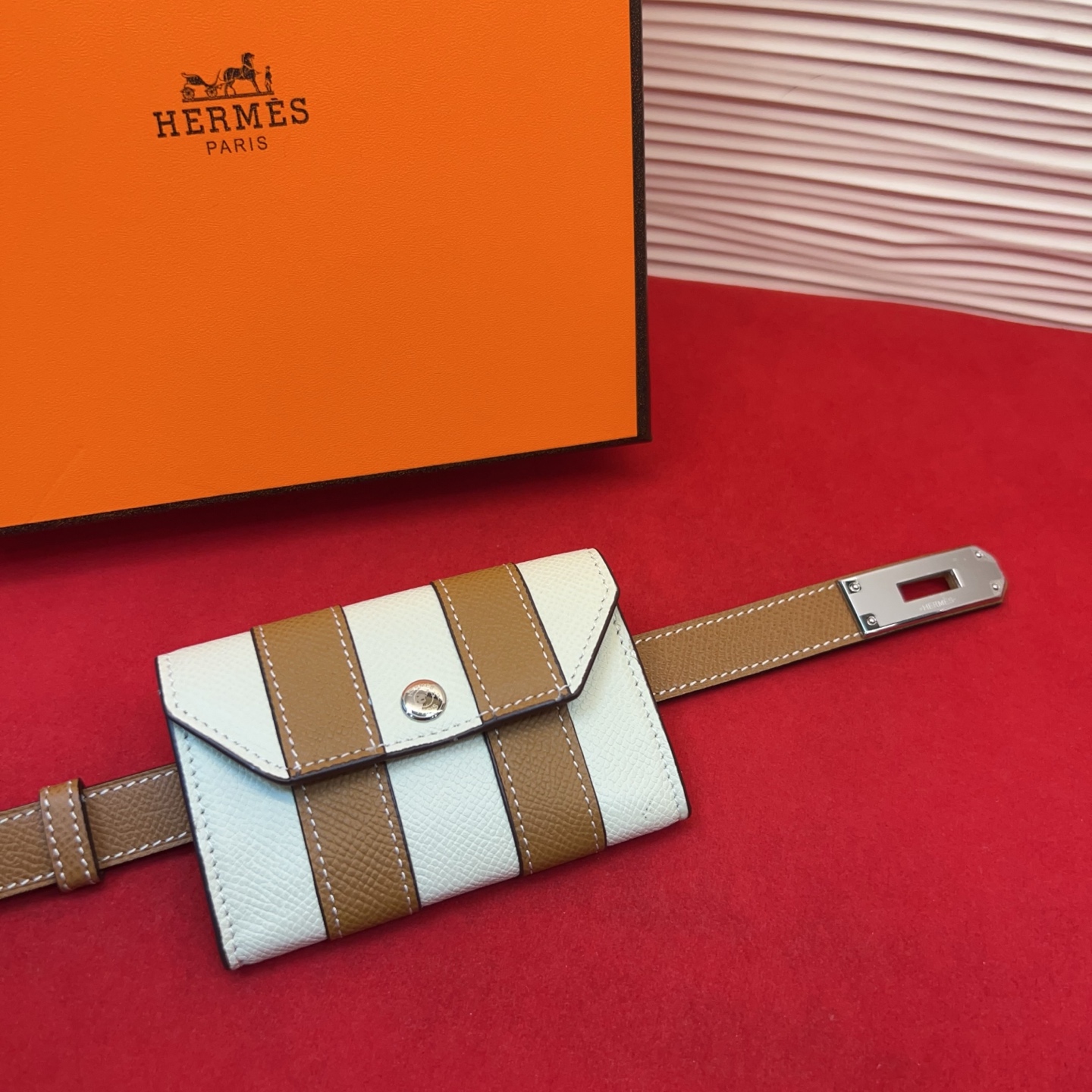 爱马仕hermes 女士腰带配小包EPsom小牛皮，韧性十足，皮质手感细腻，品牌代表作极强！均码