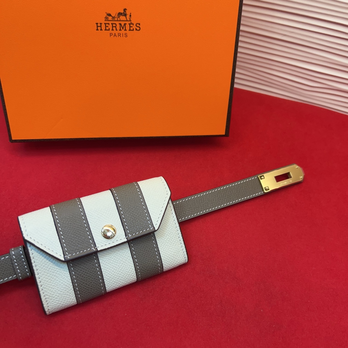 爱马仕hermes 女士腰带配小包EPsom小牛皮，韧性十足，皮质手感细腻，品牌代表作极强！均码