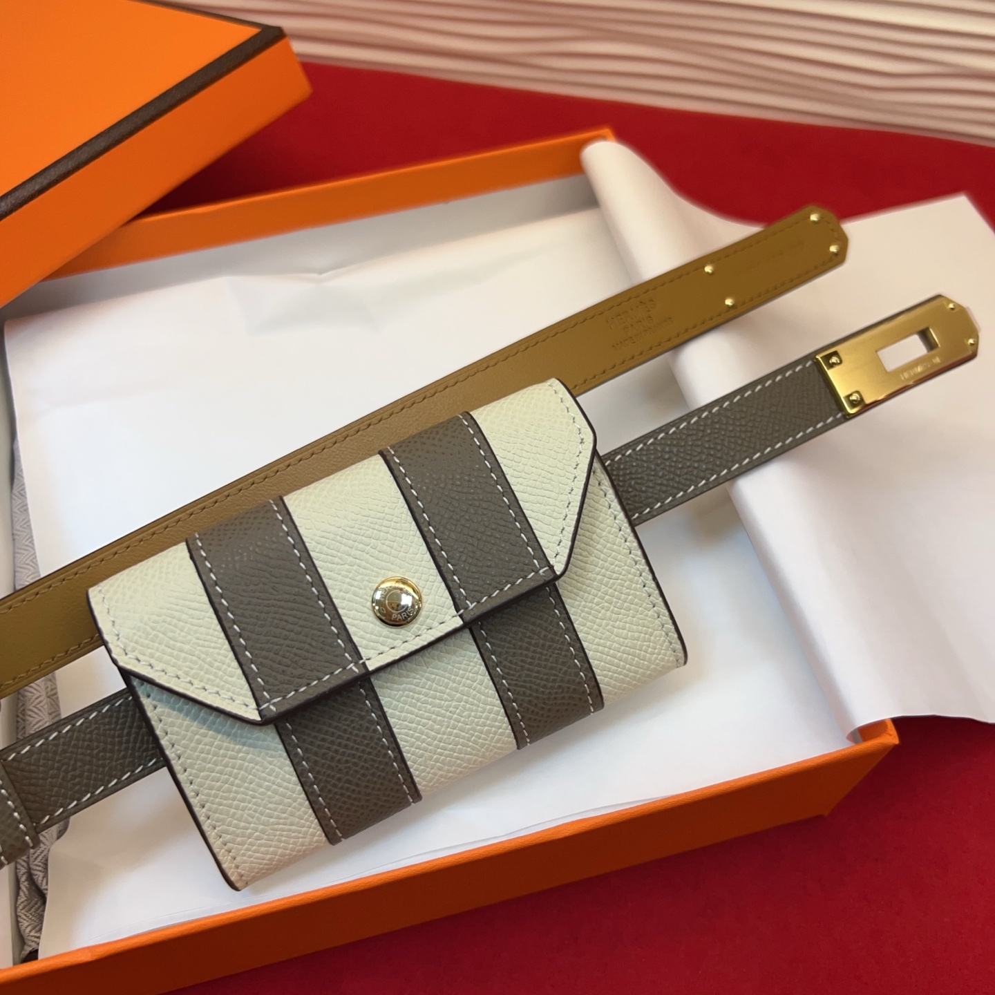 爱马仕hermes 女士腰带配小包EPsom小牛皮，韧性十足，皮质手感细腻，品牌代表作极强！均码
