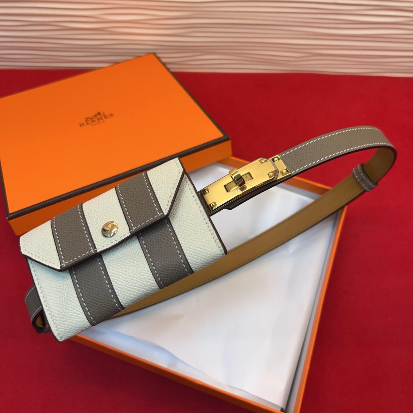 爱马仕hermes 女士腰带配小包EPsom小牛皮，韧性十足，皮质手感细腻，品牌代表作极强！均码