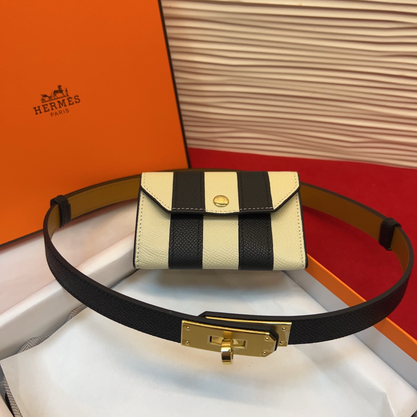 爱马仕hermes 女士腰带配小包EPsom小牛皮，韧性十足，皮质手感细腻，品牌代表作极强！均码