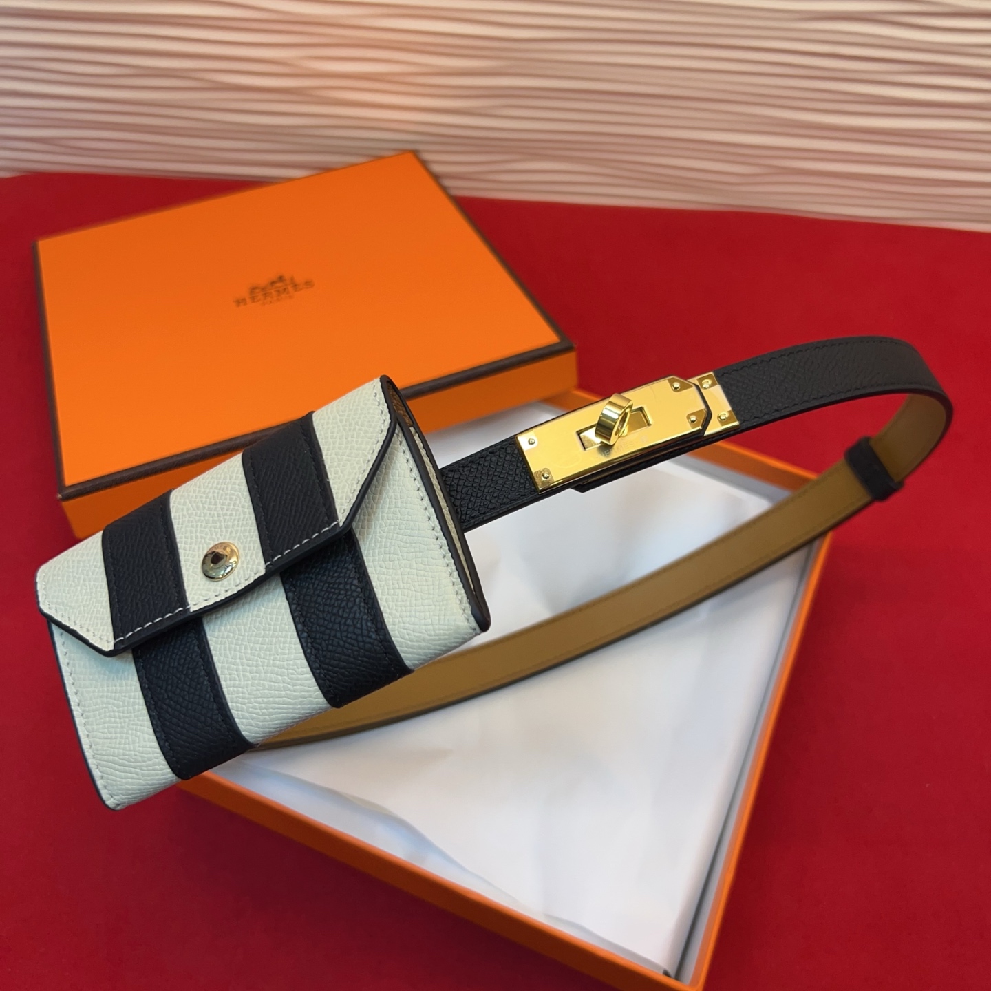 爱马仕hermes 女士腰带配小包EPsom小牛皮，韧性十足，皮质手感细腻，品牌代表作极强！均码