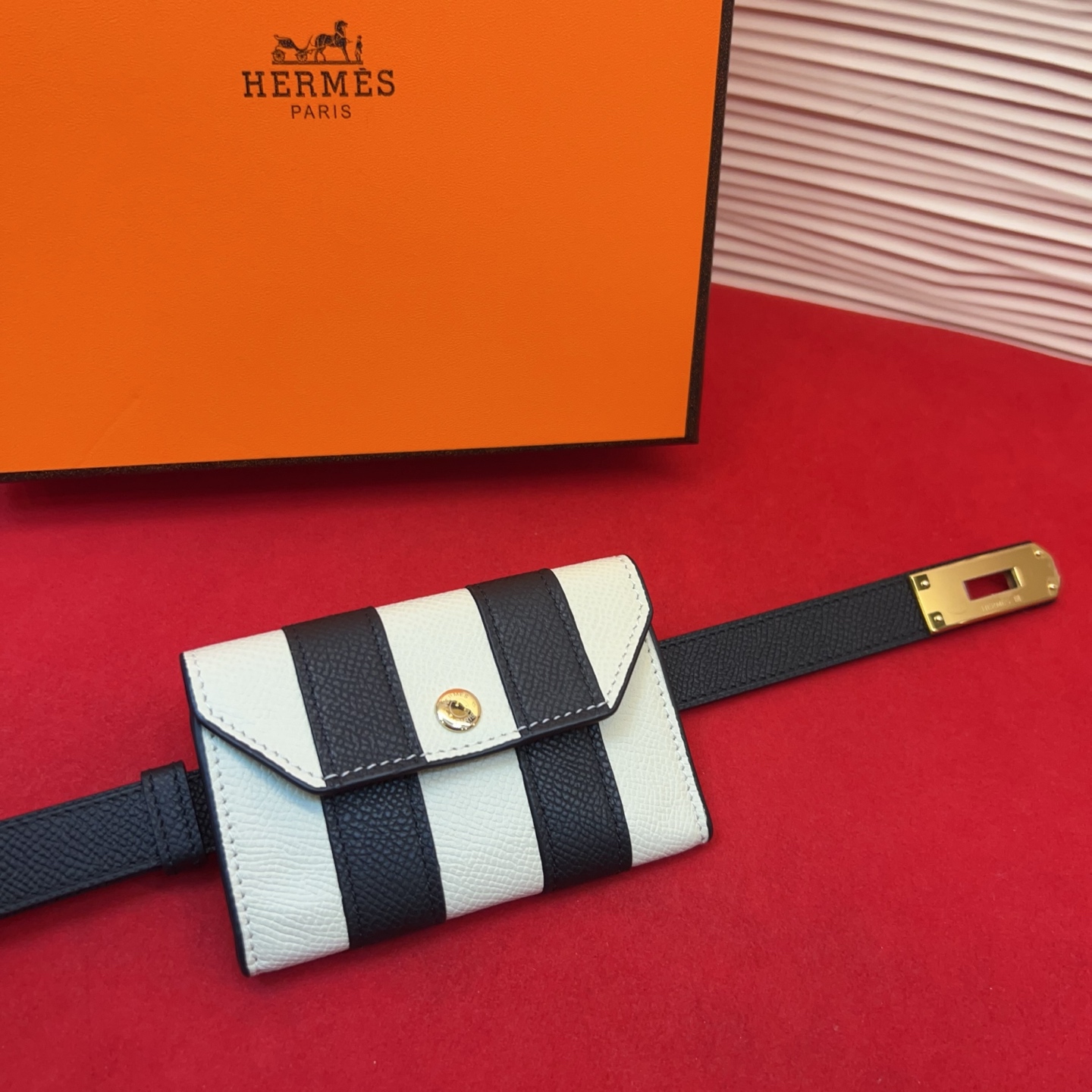 爱马仕hermes 女士腰带配小包EPsom小牛皮，韧性十足，皮质手感细腻，品牌代表作极强！均码