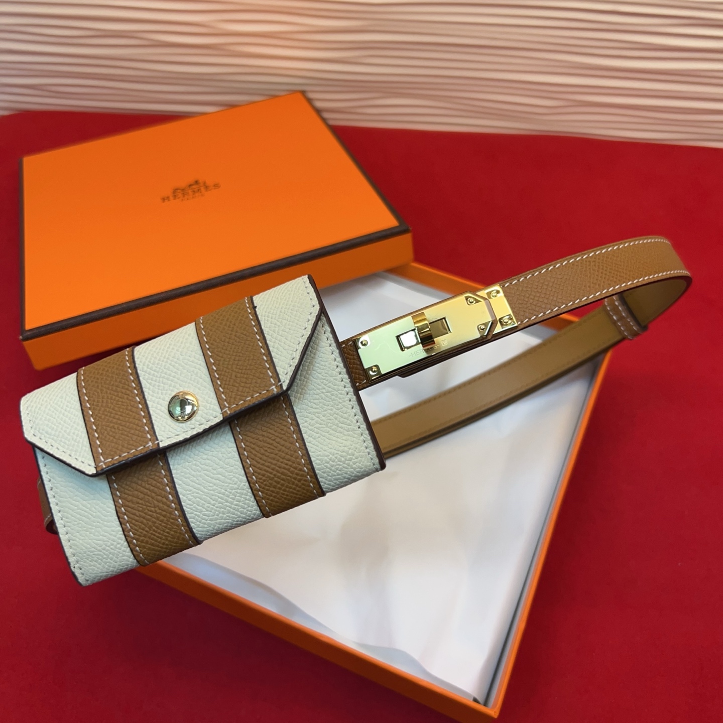 爱马仕hermes 女士腰带配小包EPsom小牛皮，韧性十足，皮质手感细腻，品牌代表作极强！均码