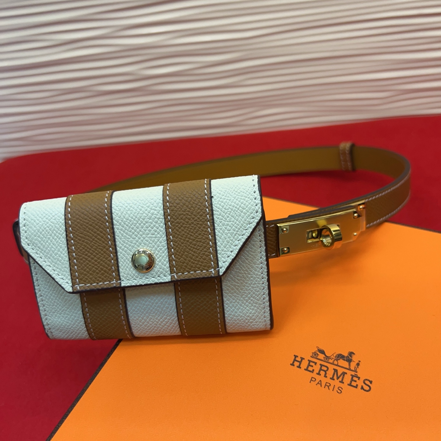 爱马仕hermes 女士腰带配小包EPsom小牛皮，韧性十足，皮质手感细腻，品牌代表作极强！均码