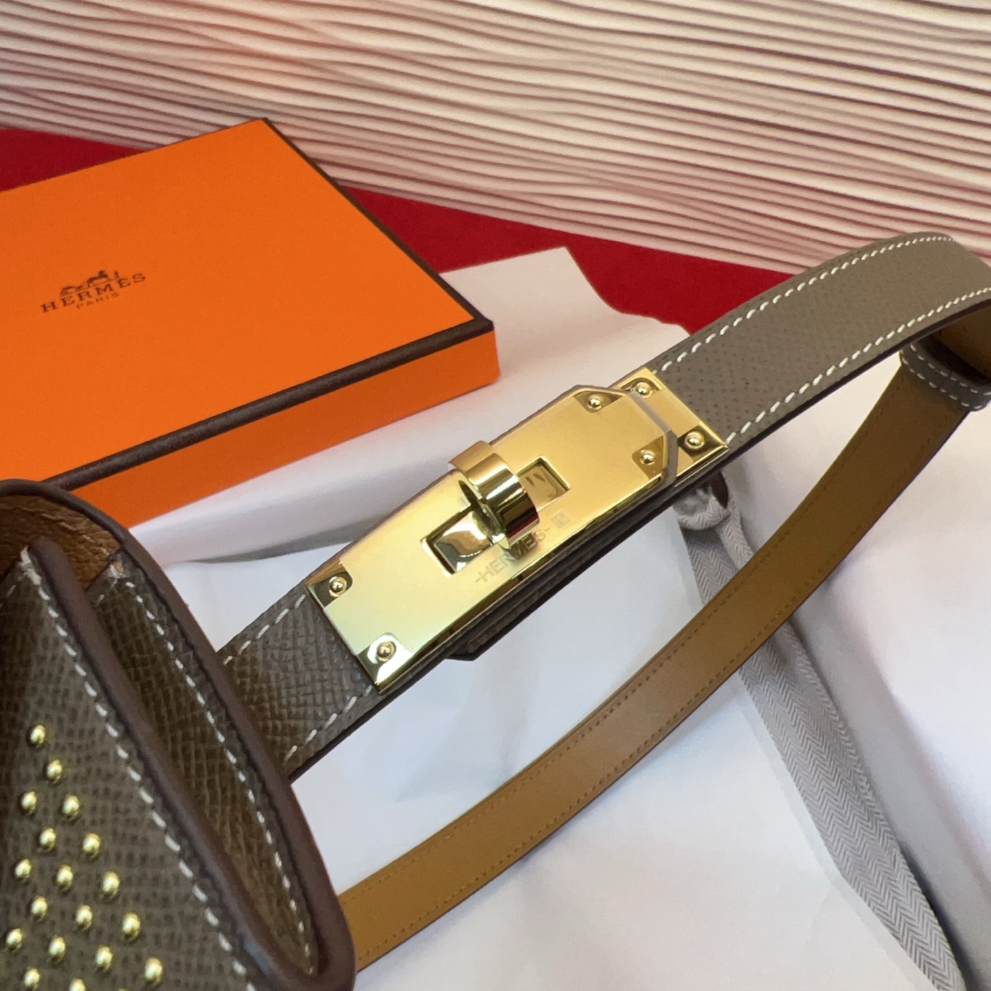 爱马仕hermes 女士腰带配小包EPsom小牛皮，韧性十足，皮质手感细腻，品牌代表作极强！均码。
