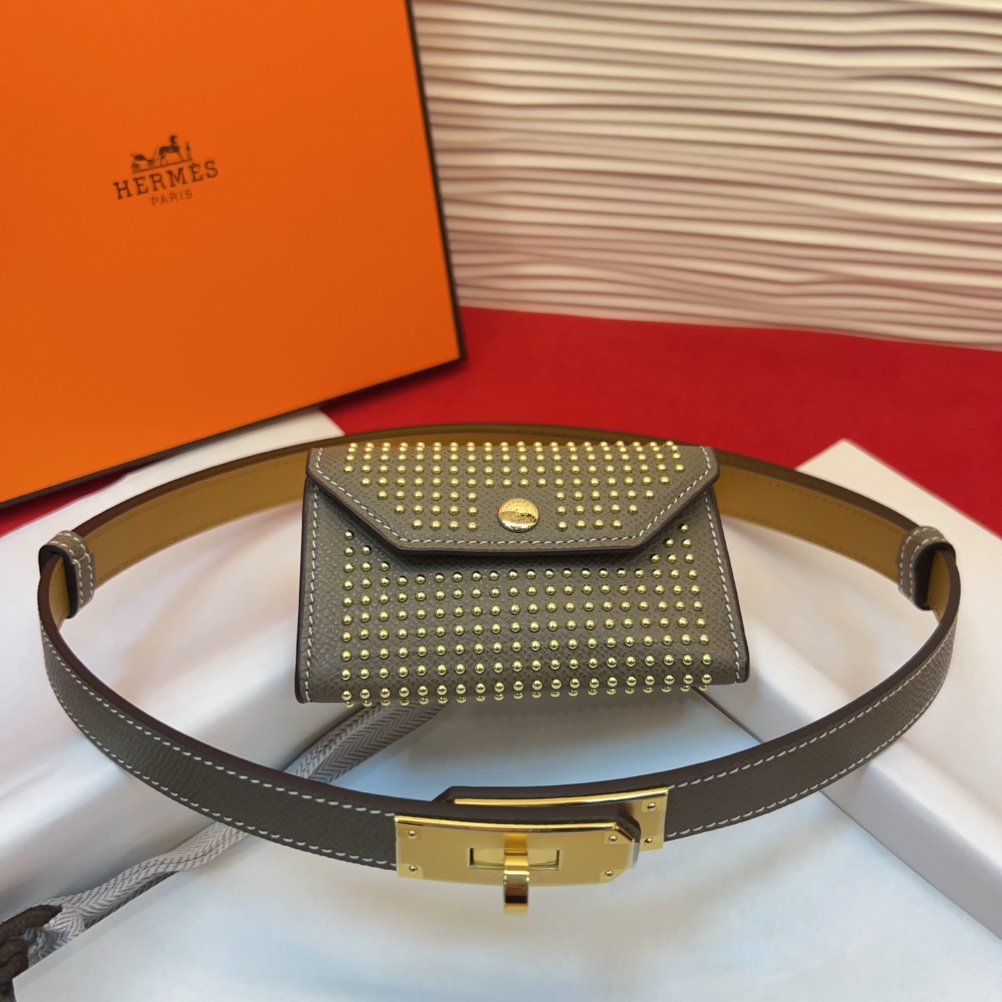爱马仕hermes 女士腰带配小包EPsom小牛皮，韧性十足，皮质手感细腻，品牌代表作极强！均码。