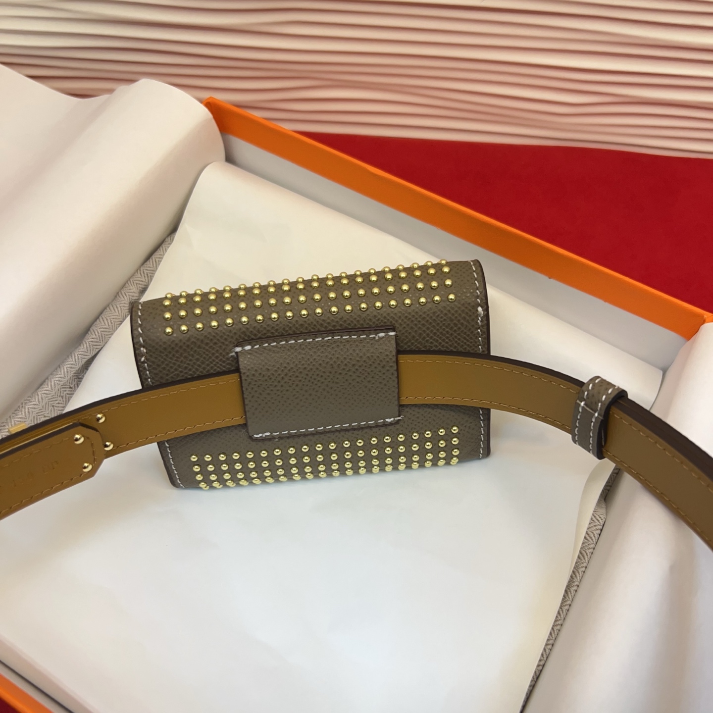 爱马仕hermes 女士腰带配小包EPsom小牛皮，韧性十足，皮质手感细腻，品牌代表作极强！均码。